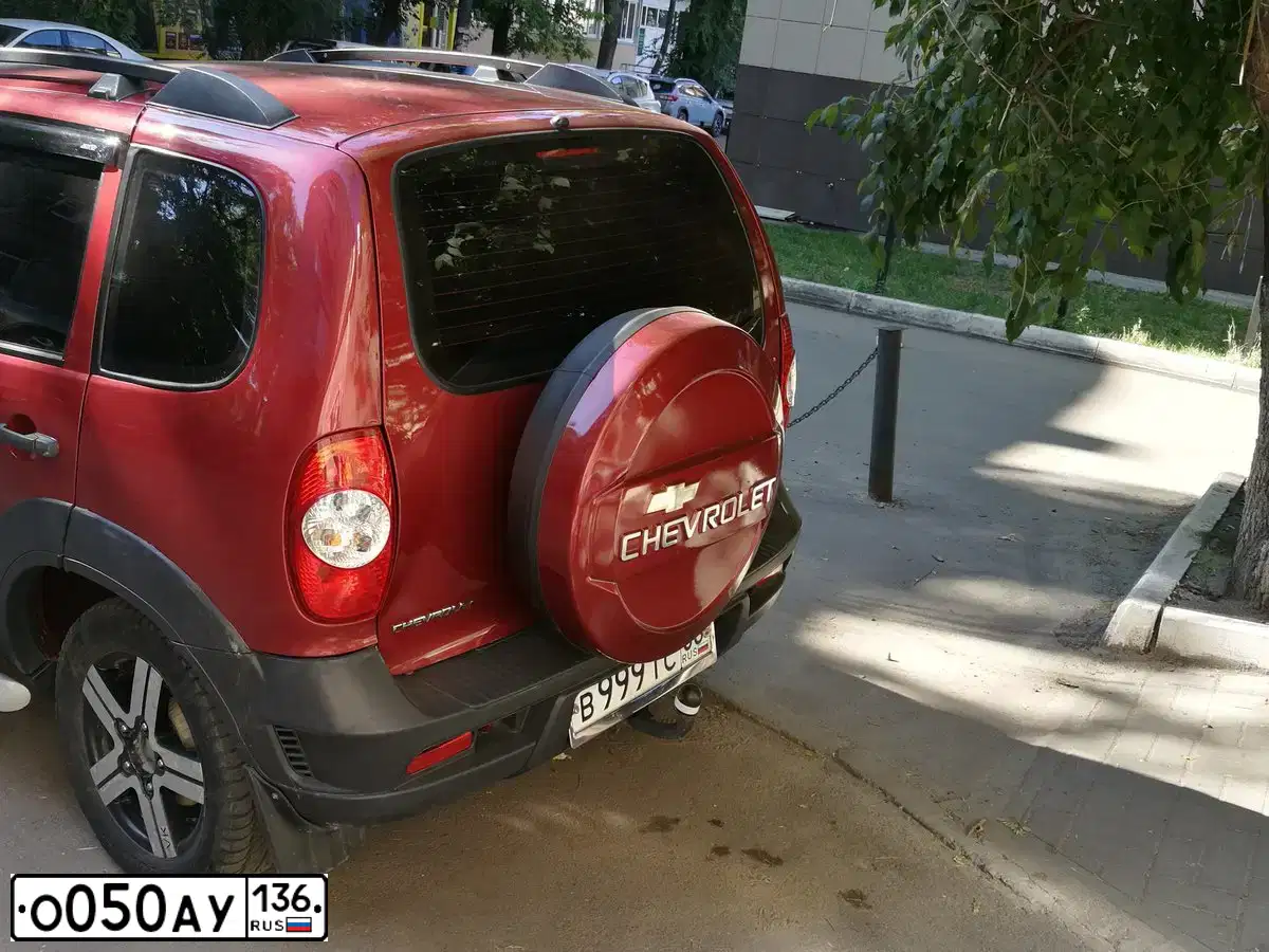 Фото автомобиля CHEVROLET T NIVA, 2012 — госномер С203ВК136. Цвет: Ярко-красный металлик