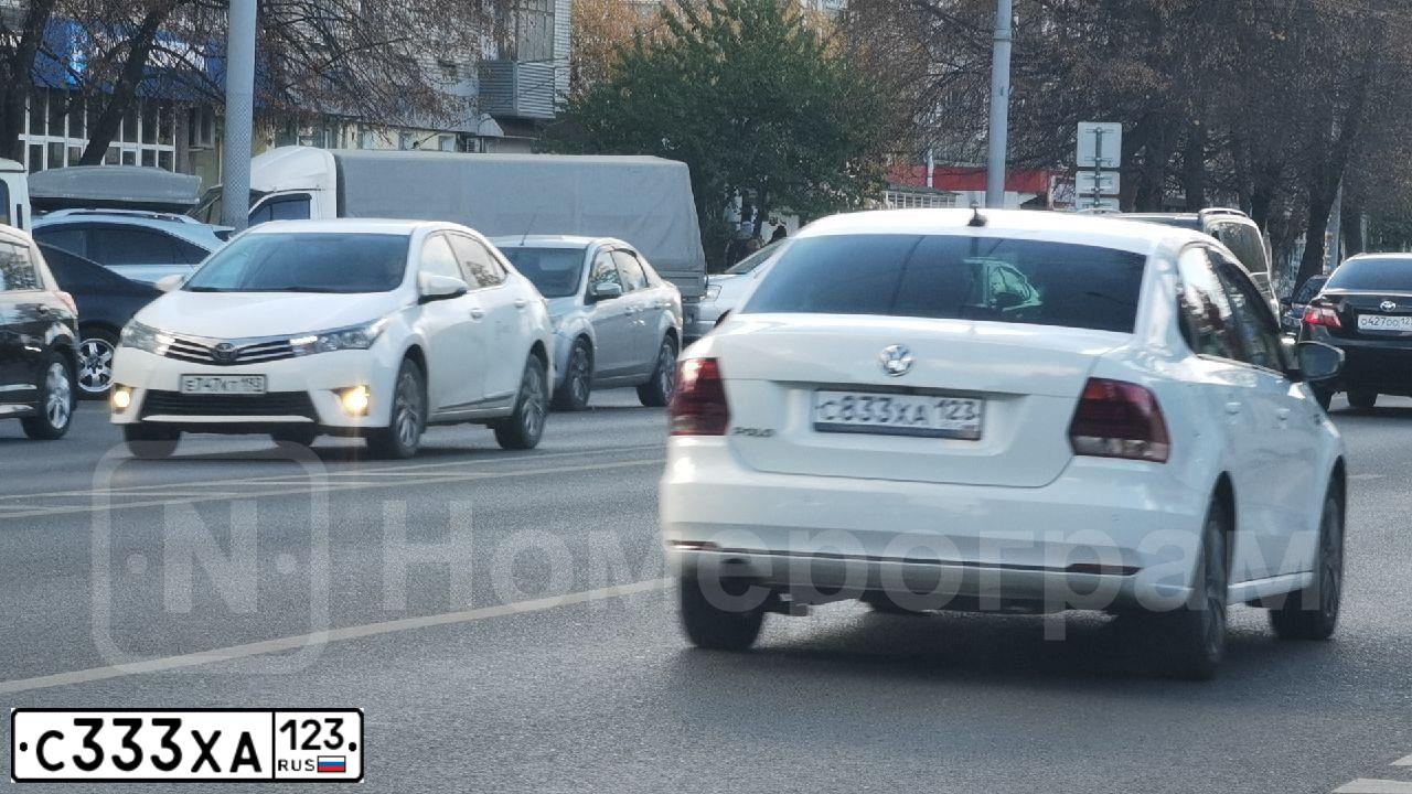 Фото автомобиля BMW X6, 2022 — госномер А985ВХ323. Цвет: Белый