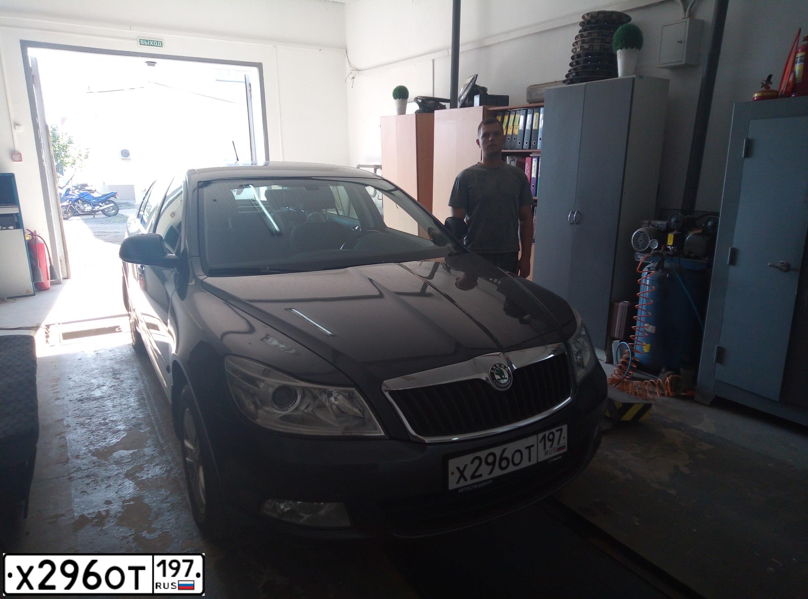 Фото автомобиля SKODA OCTAVIA, 2011 — госномер О183ТР69. Цвет: СЕРЫЙ ТЕМНЫЙ