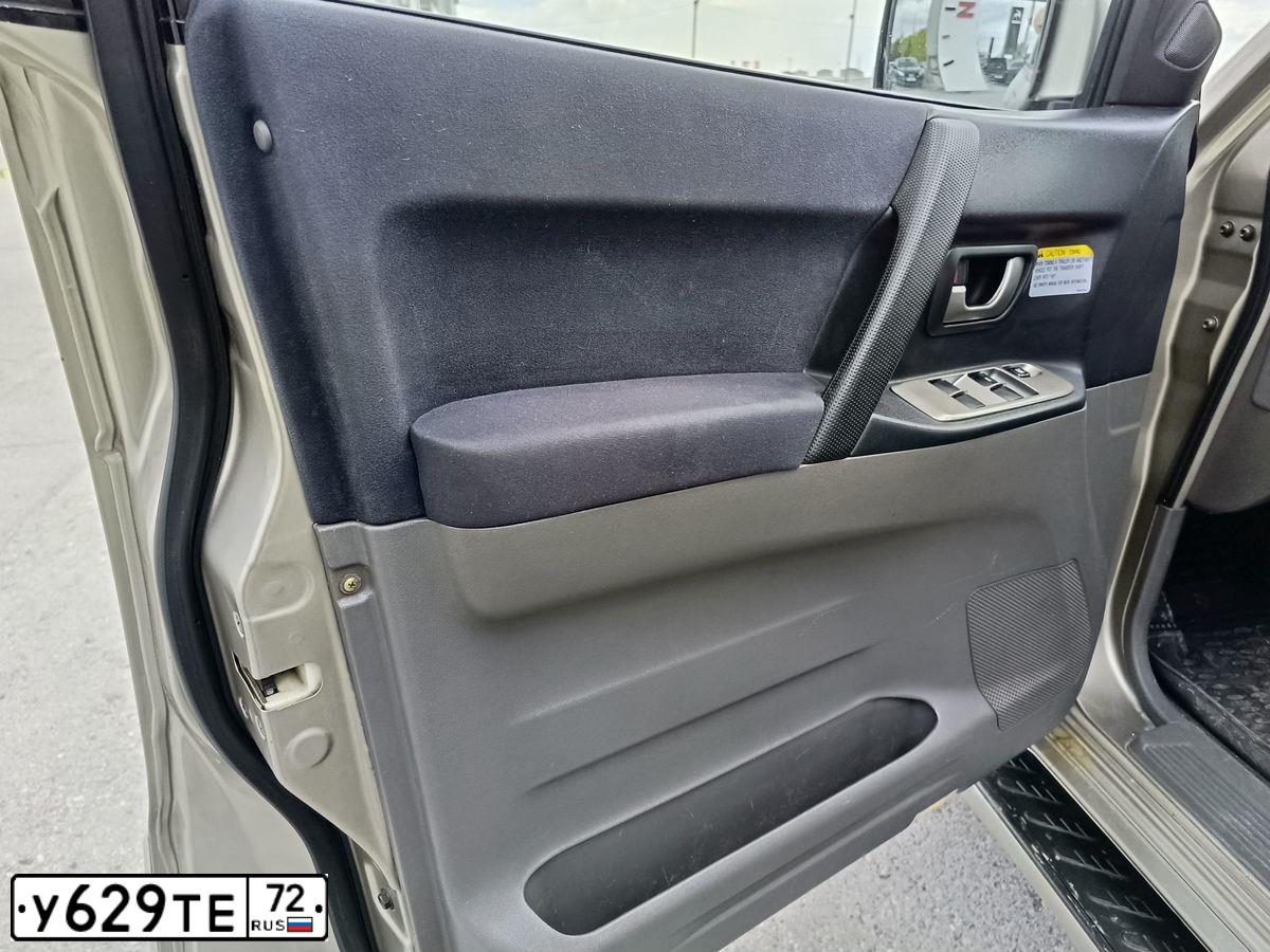 Фото автомобиля MITSUBISHI PAJERO, 2004 — госномер У024СМ72. Цвет: БЕЖЕВЫЙ