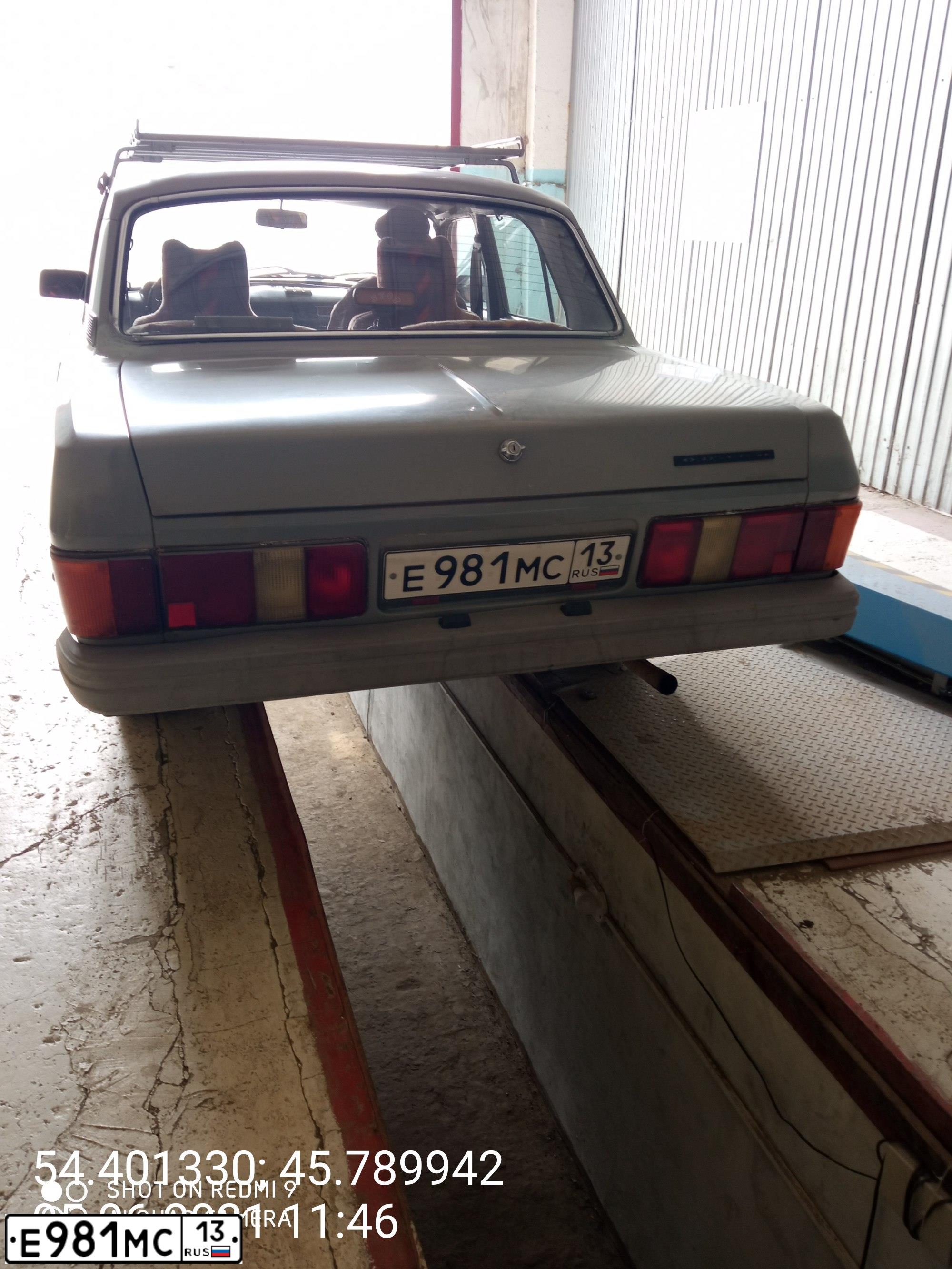 Фото автомобиля GAZ 3102 WOLGA, 1996 — госномер Е981МС13. Цвет: СЕРЫЙ