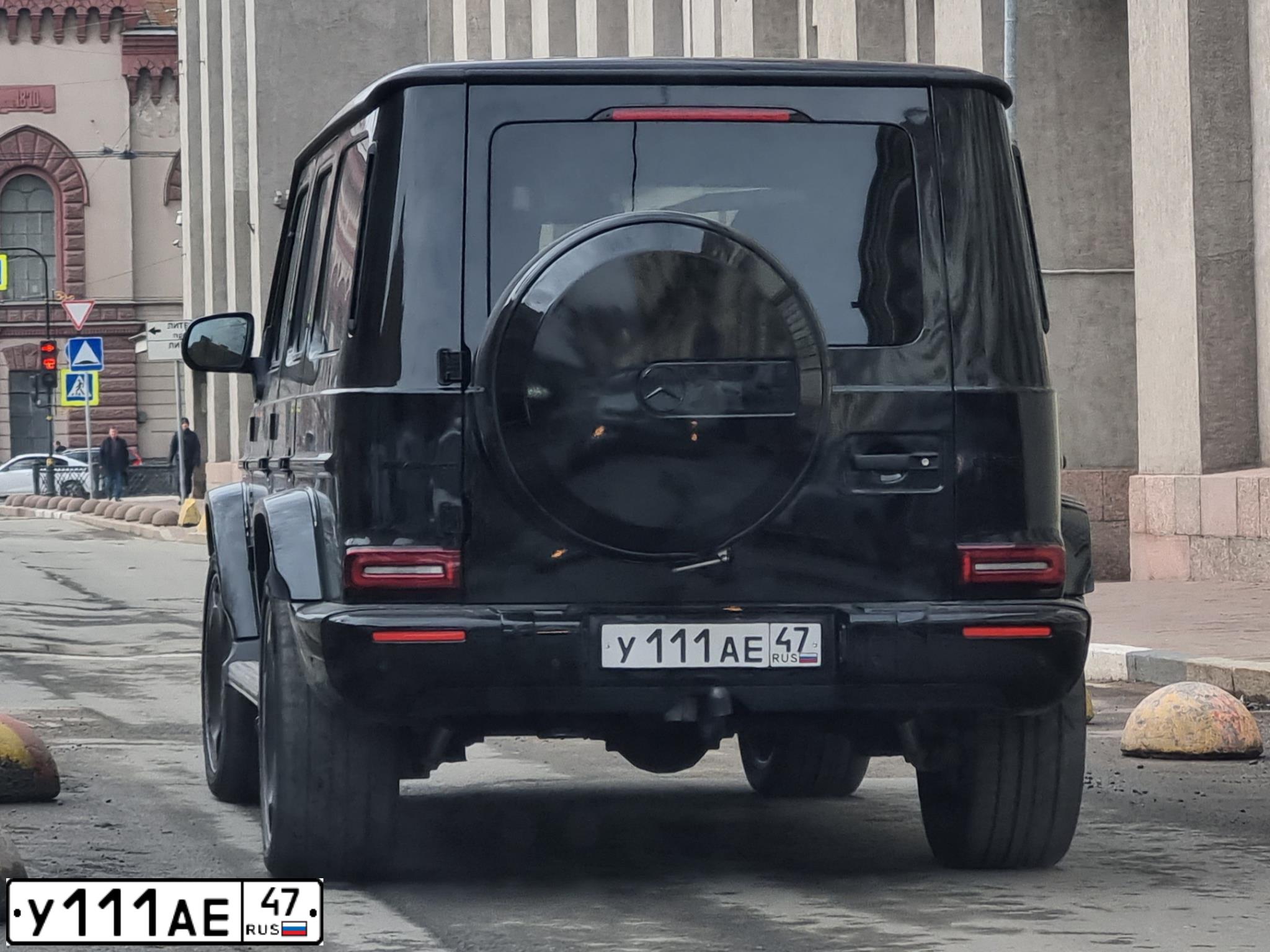 Фото автомобиля MERCEDES E-KLASSE, 1992 — госномер У111АЕ47. Цвет: СЕРЕБРИСТЫЙ МЕТАЛЛИК