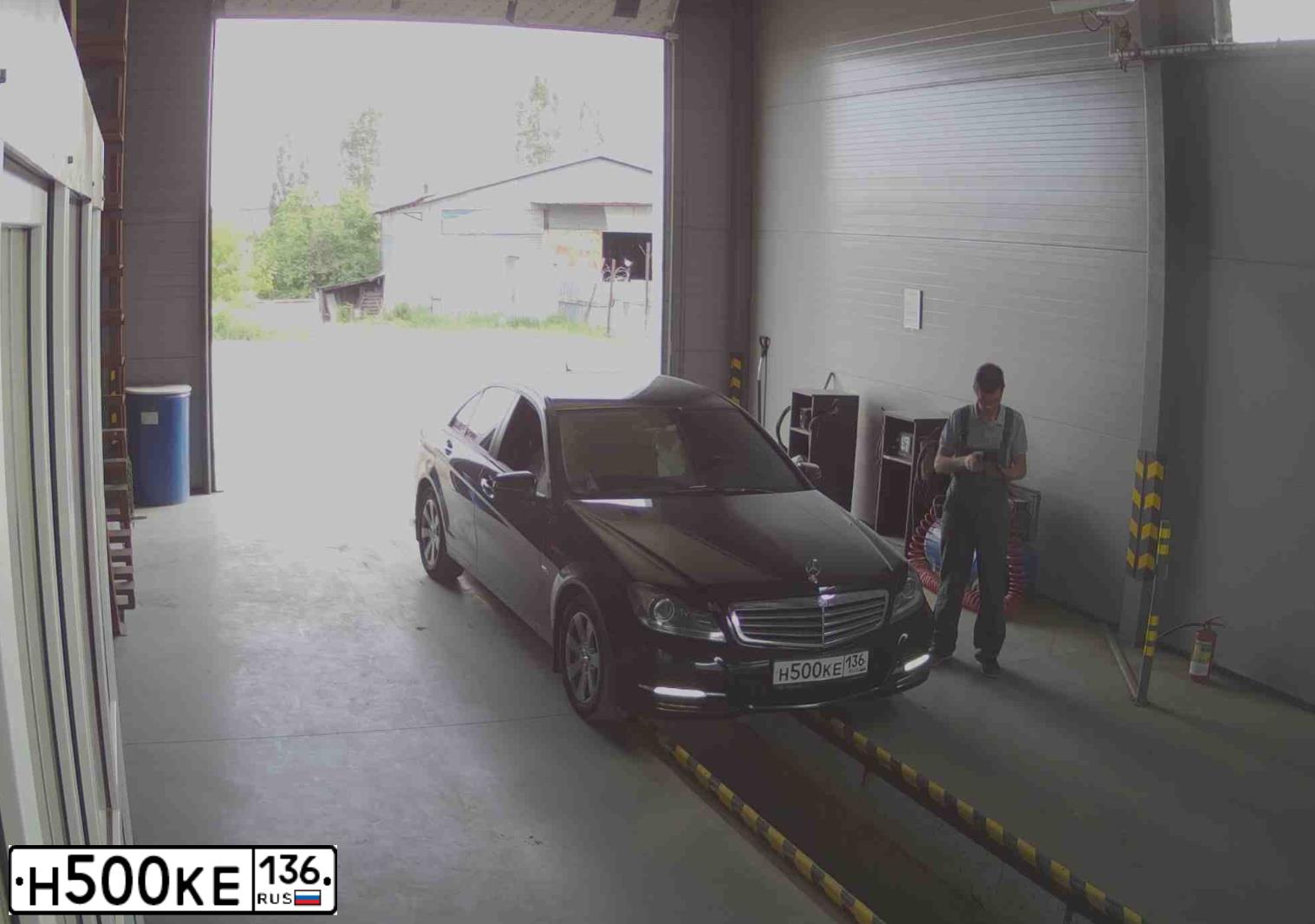 Фото автомобиля MERCEDES C-KLASSE, 2012 — госномер Х420МН136. Цвет: ЧЕРНЫЙ