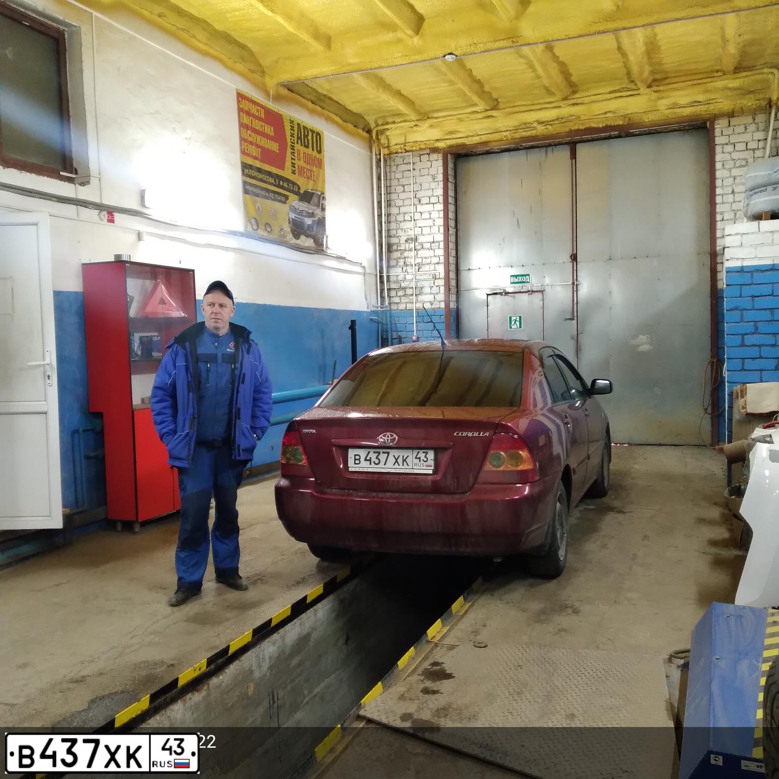 Фото автомобиля TOYOTA COROLLA, 2005 — госномер В437ХК43. Цвет: ТЕМНО-КРАСНЫЙ