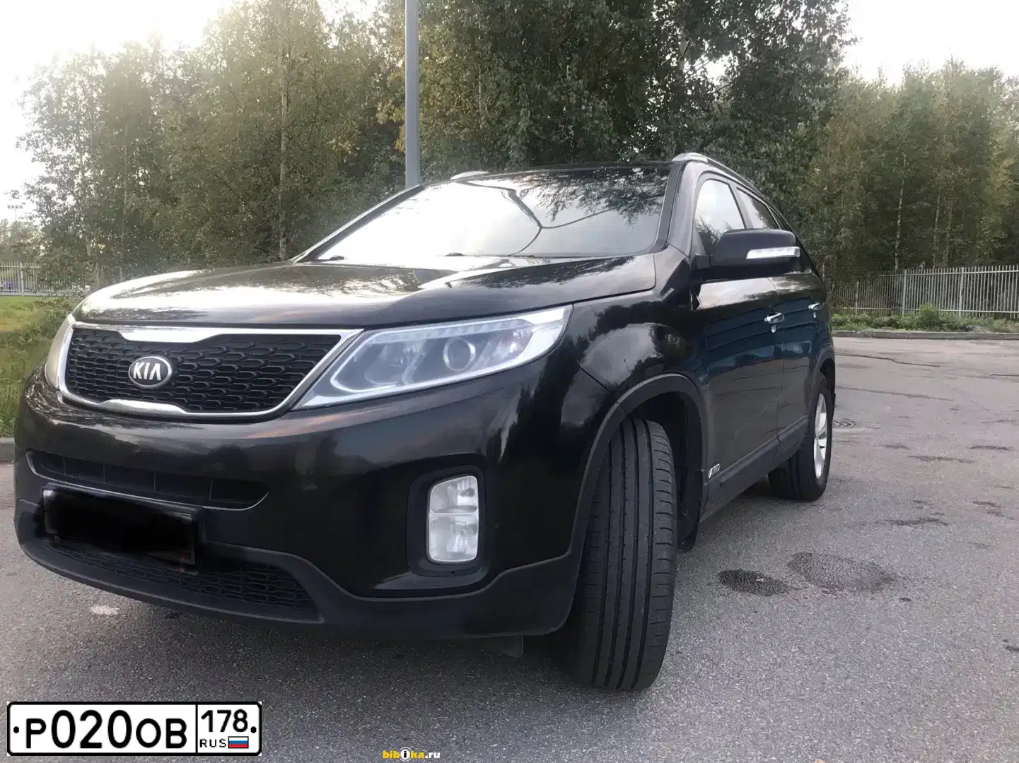 Фото автомобиля KIA SORENTO, 2013 — госномер Т548ВУ198. Цвет: ЧЕРНЫЙ