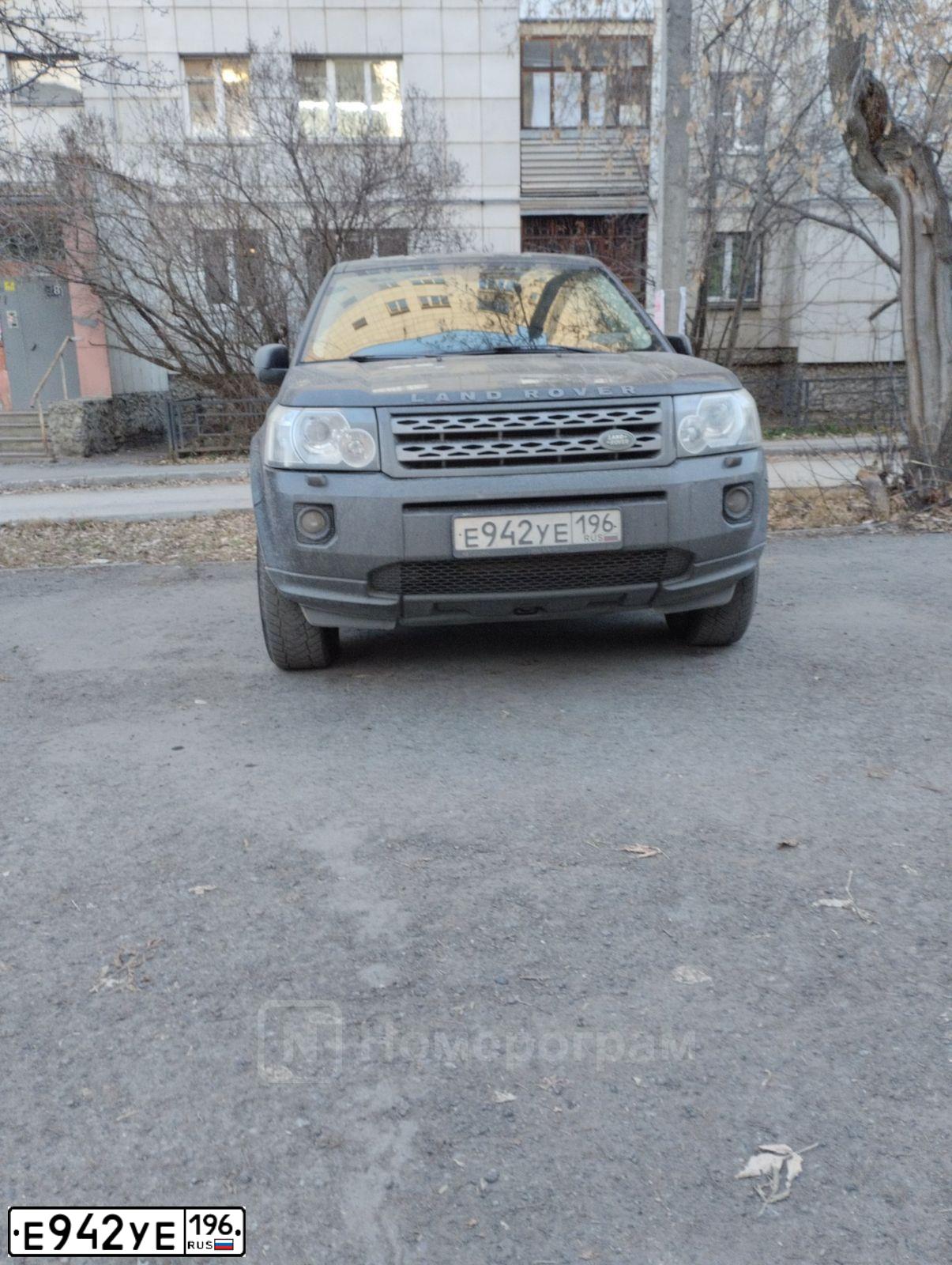 Фото автомобиля LANDROVER FREELANDER, 2012 — госномер Е942УЕ196. Цвет: ЧЕРНЫЙ