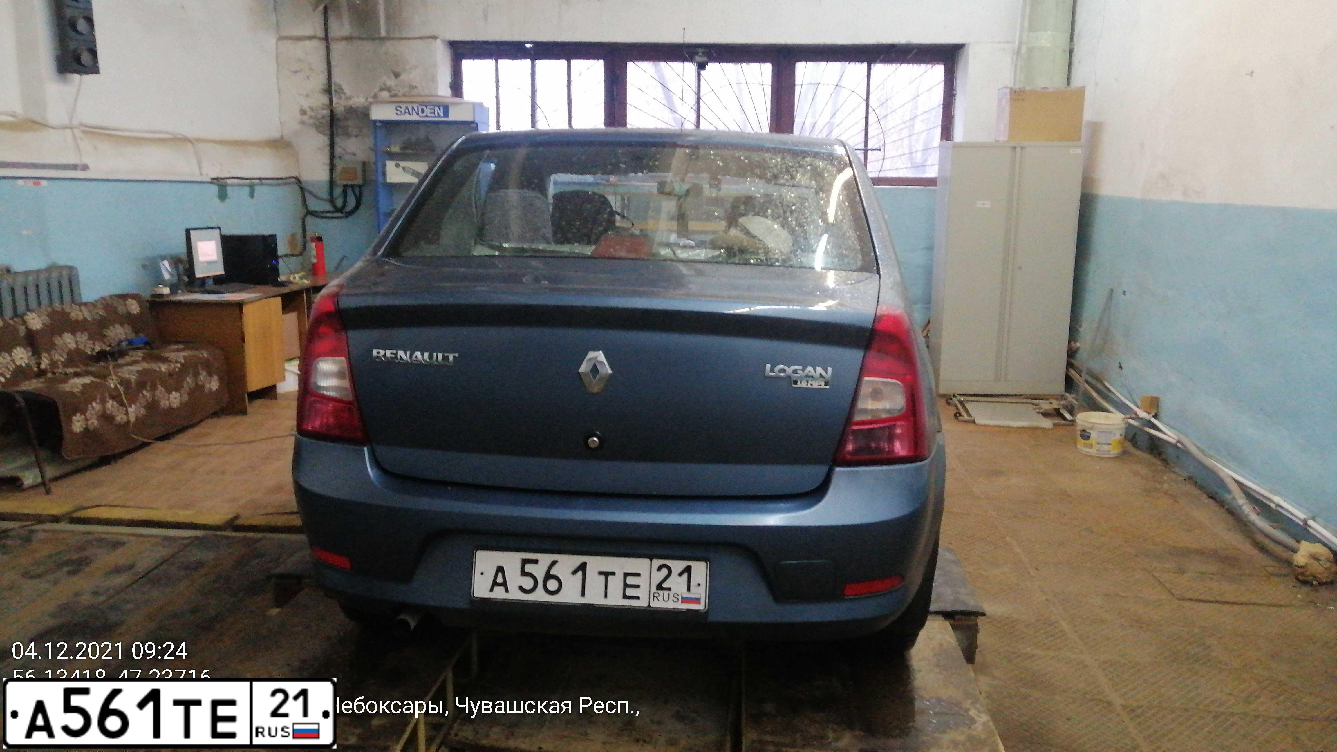 Фото автомобиля RENAULT LOGAN, 2010 — госномер А561ТЕ21. Цвет: СИНИЙ