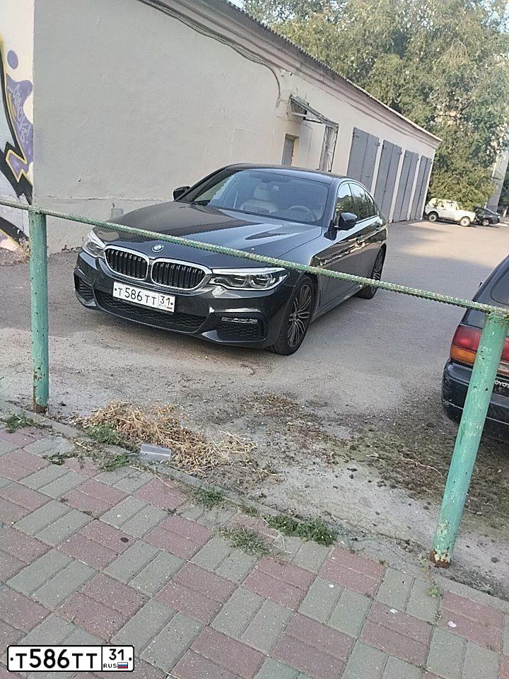 Фото автомобиля BMW SERIE 5, 2018 — госномер Т586ТТ31. Цвет: СЕРЫЙ