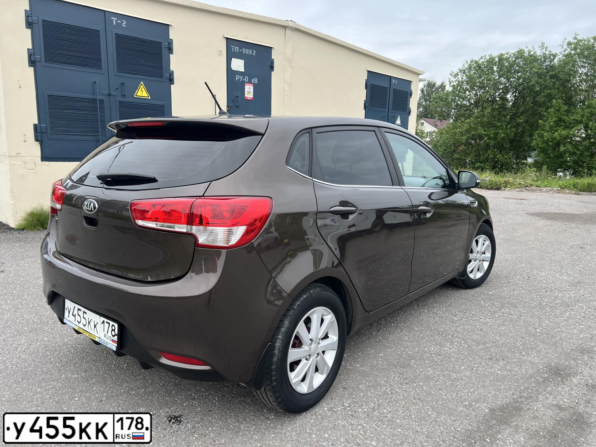 Фото автомобиля KIA RIO, 2016 — госномер У455КК178. Цвет: КОРИЧНЕВЫЙ