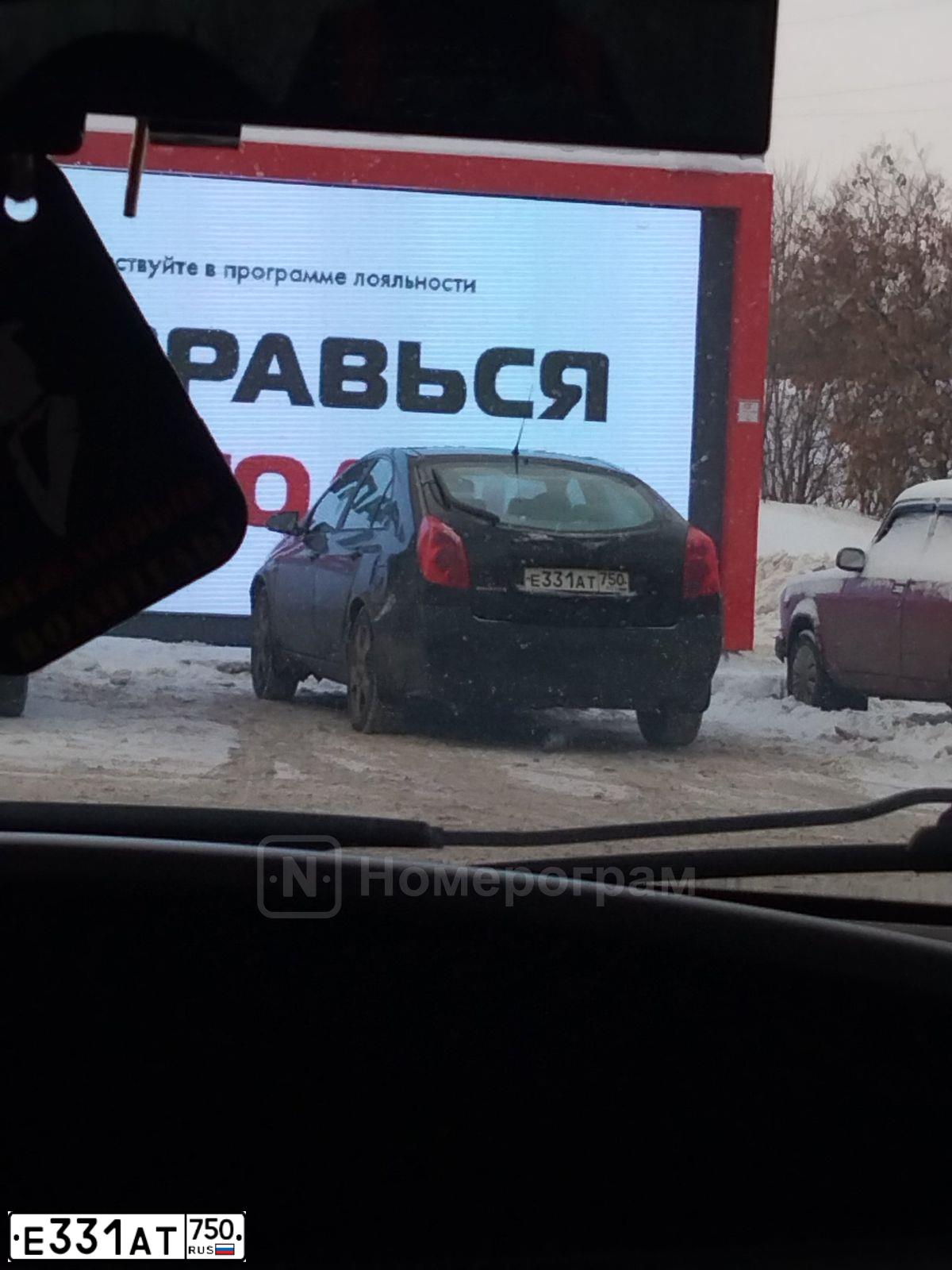 Фото автомобиля NISSAN PRIMERA, 2004 — госномер Е331АТ750. Цвет: ЧЕРНЫЙ