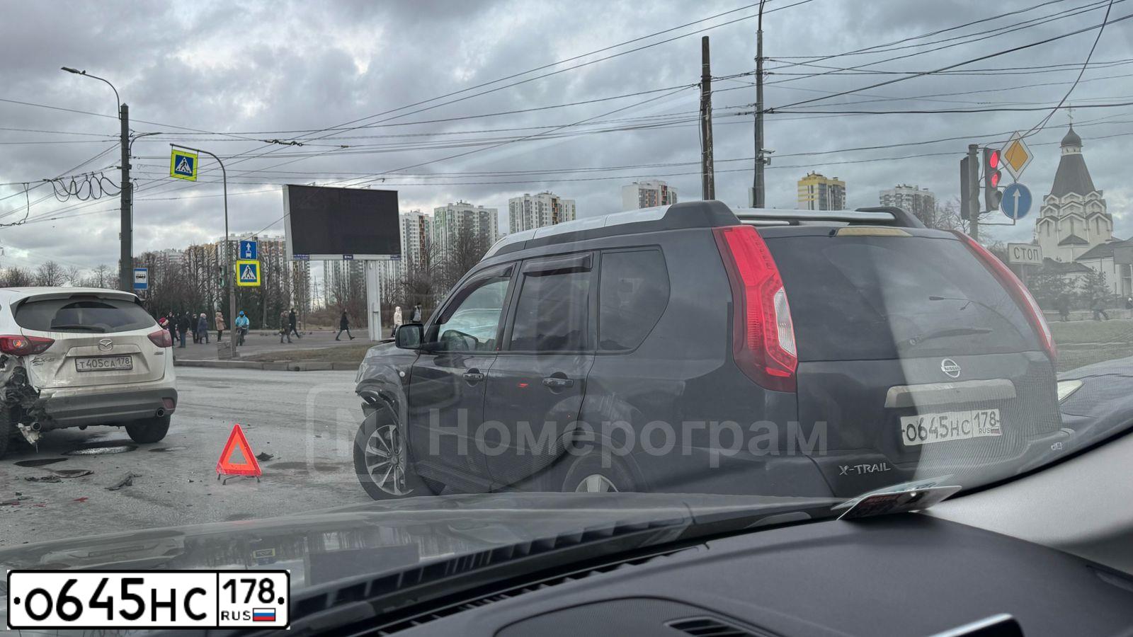 Фото автомобиля NISSAN X-TRAIL, 2013 — госномер О645НС178. Цвет: СЕРО-СИРЕНЕВЫЙ