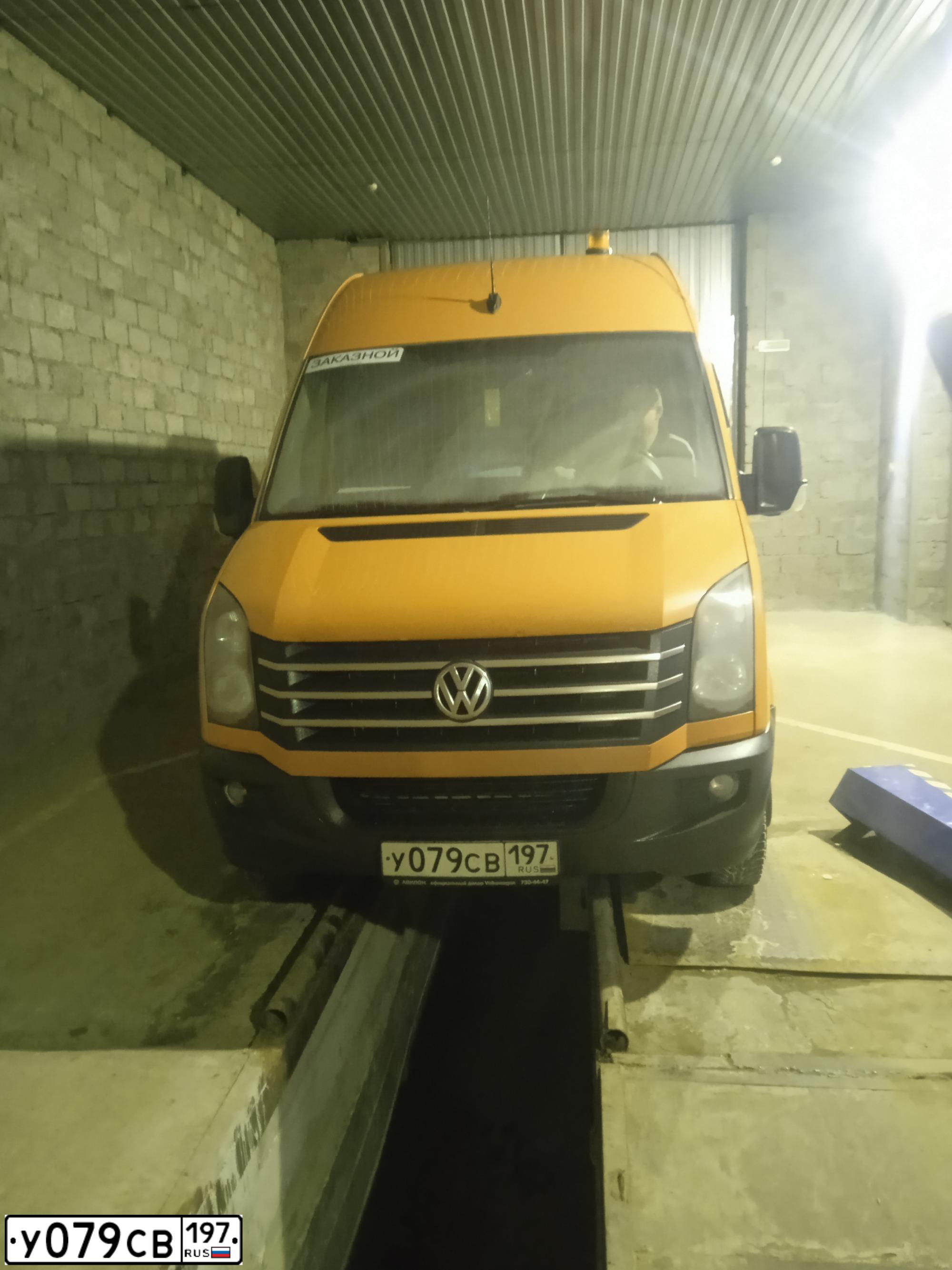 Фото автомобиля VOLKSWAGEN CRAFTER, 2011 — госномер У659ХР790. Цвет: Оранжевый