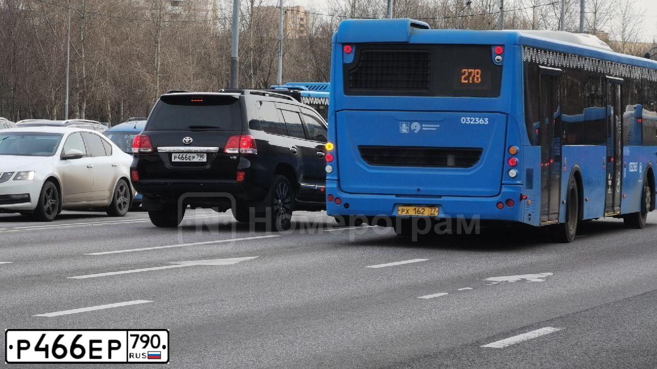Фото автомобиля TOYOTA LANDCRUISER 200, 2009 — госномер Р466ЕР790
