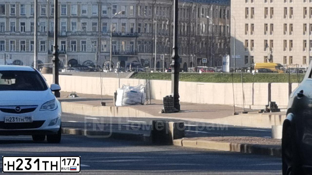 Фото автомобиля BMW SERIE 5, 2003 — госномер Т748РР777. Цвет: СЕРЫЙ