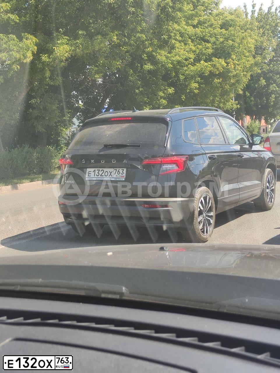 Фото автомобиля SKODA KAROQ, 2021 — госномер Е123ОХ763. Цвет: ЧЕРНЫЙ