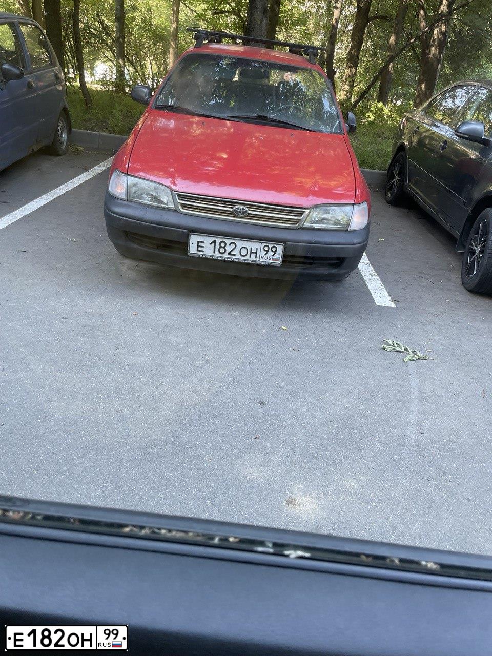 Фото автомобиля TOYOTA CARINA, 1993 — госномер Е182ОН99. Цвет: КРАСНЫЙ