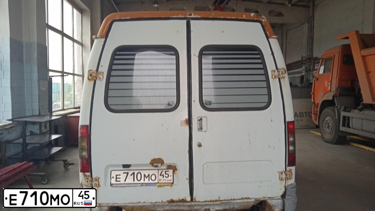 Фото автомобиля GAZ 2752 SOBOL, 2004 — госномер Е710МО45. Цвет: Белый