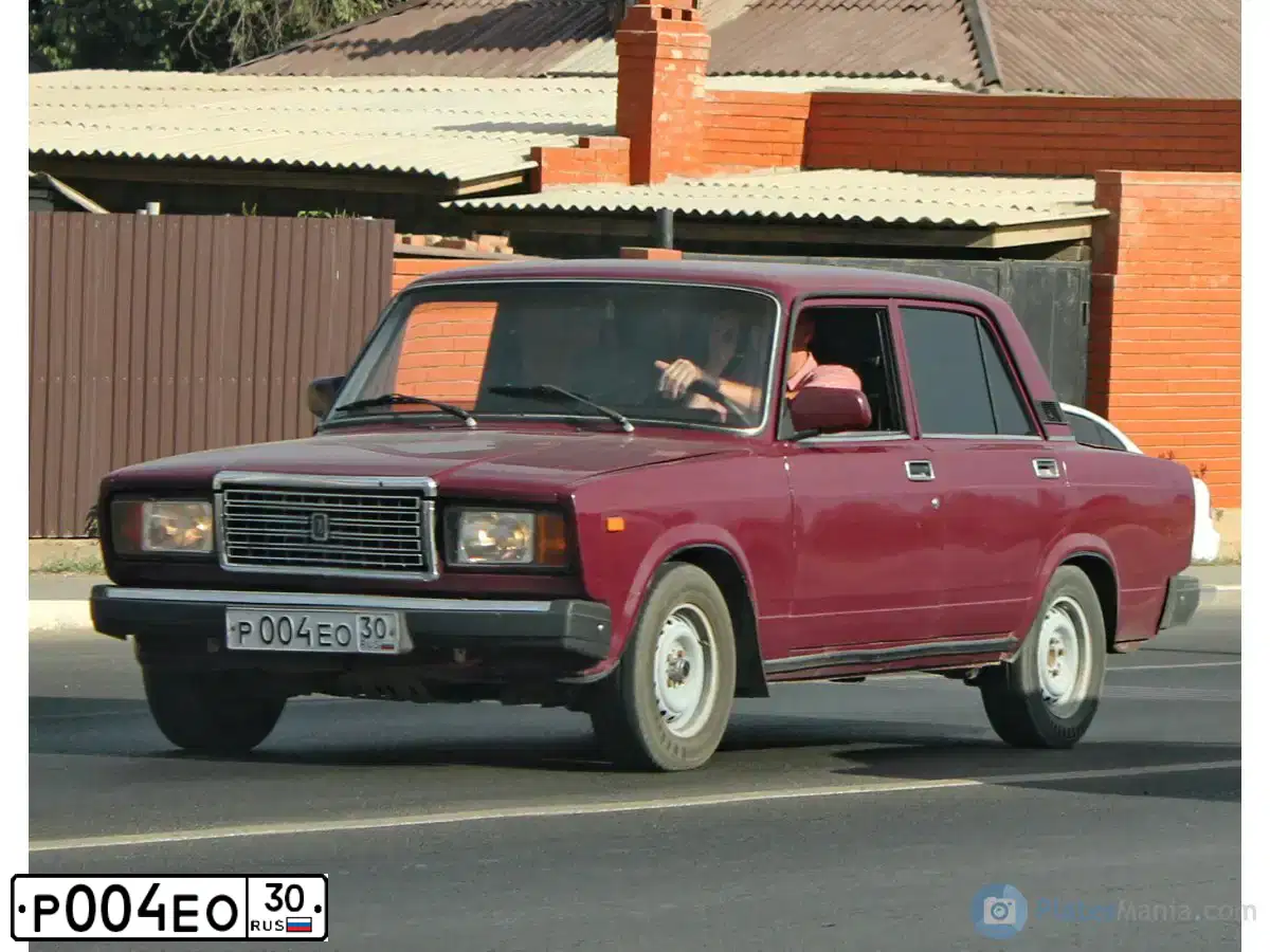 Фото автомобиля LADA 2107, 2005 — госномер Р004ЕО30. Цвет: ТЕМНО-ВИШНЕВЫЙ