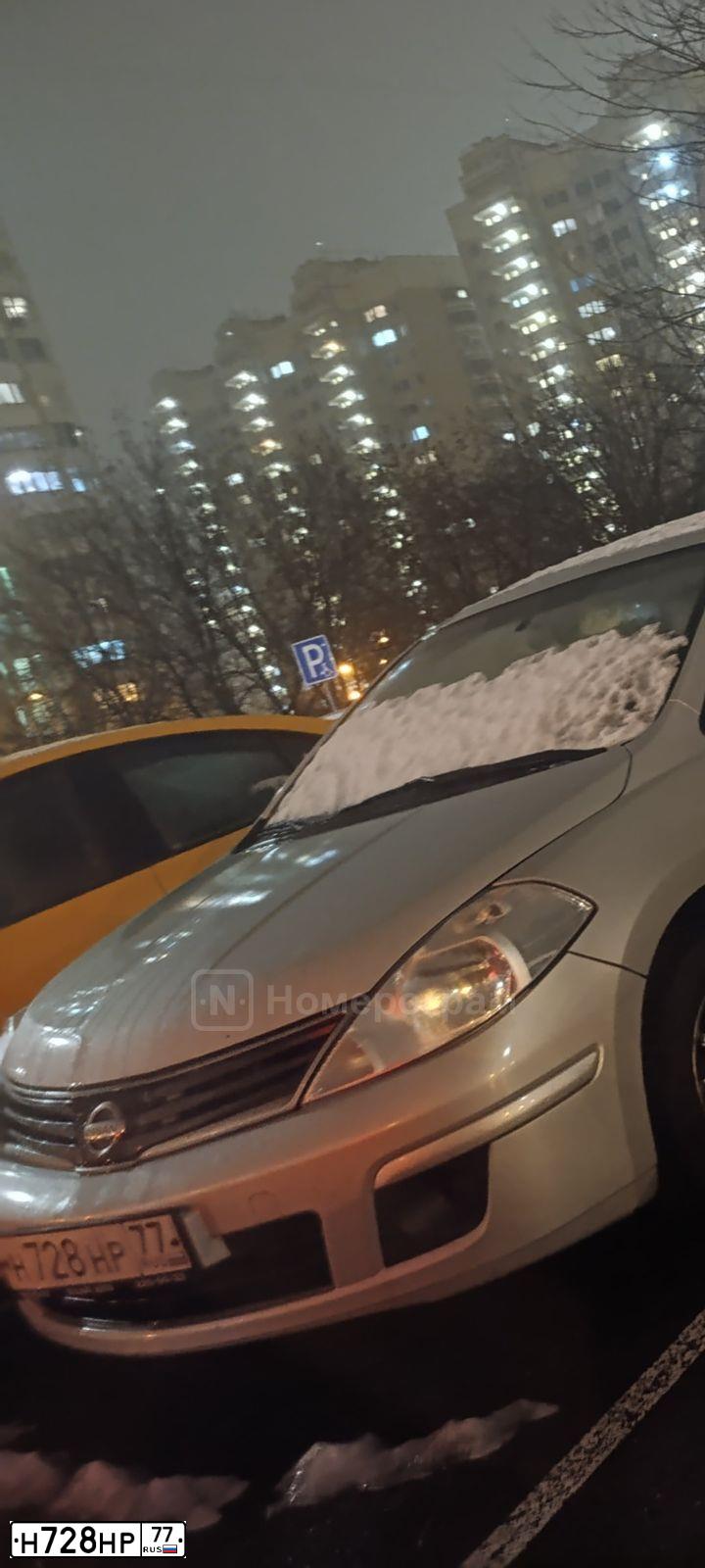 Фото автомобиля NISSAN TIIDA, 2012 — госномер Н728НР77. Цвет: Серый