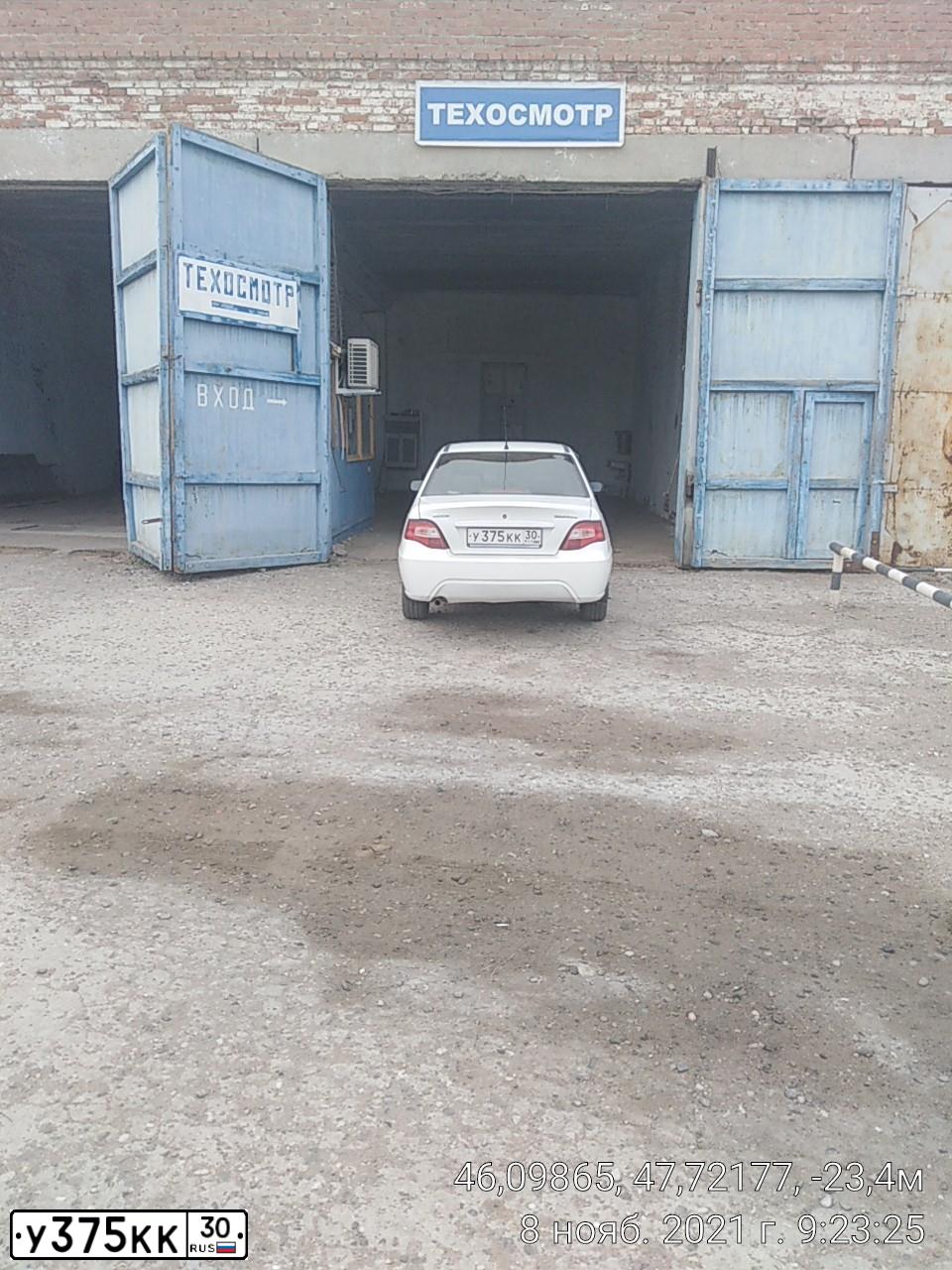 Фото автомобиля DAEWOO NEXIA, 2010 — госномер У375КК30. Цвет: БЕЛЫЙ