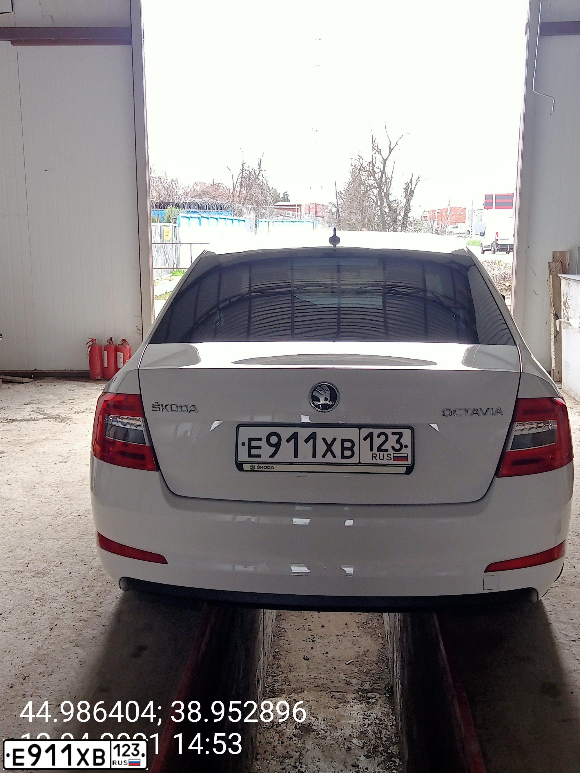 Фото автомобиля SKODA OCTAVIA, 2015 — госномер Е911ХВ123. Цвет: БЕЛЫЙ