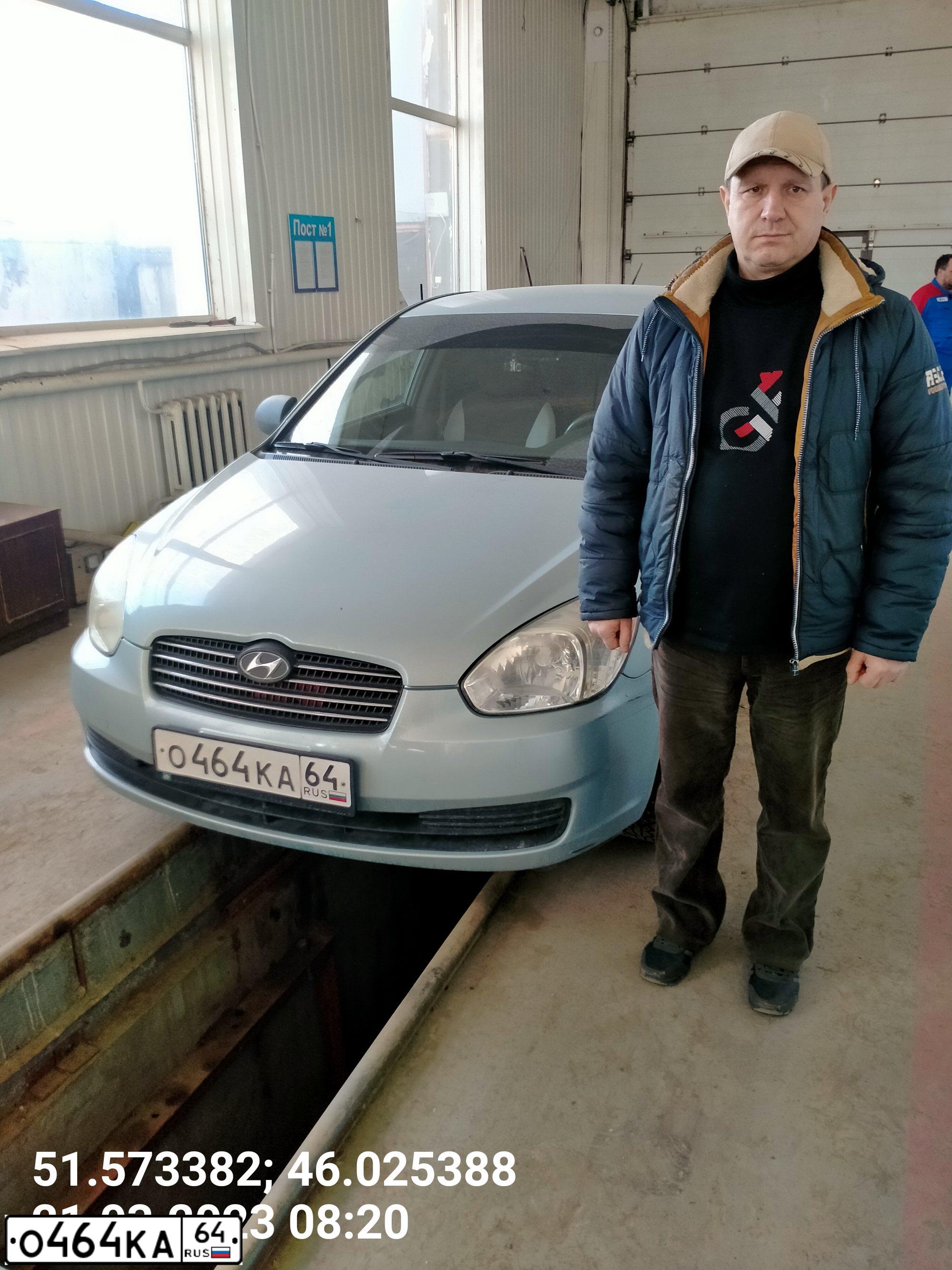 Фото автомобиля HYUNDAI VERNA, 2006 — госномер О464КА64. Цвет: СВЕТЛО ГОЛУБОЙ