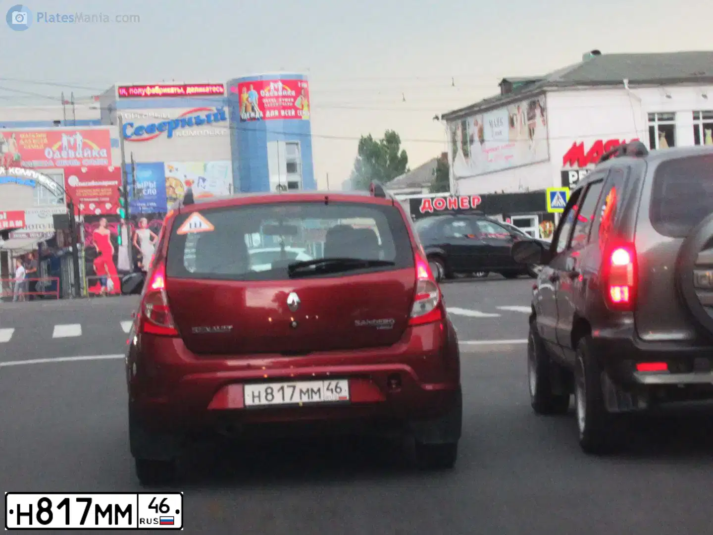 Фото автомобиля RENAULT SANDERO, 2011 — госномер Н817ММ46. Цвет: Красный