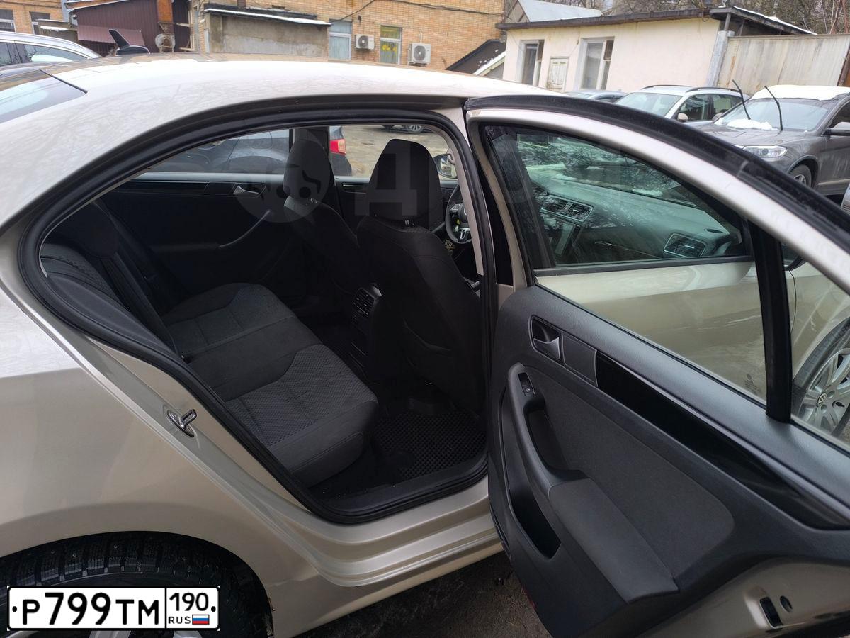 Фото автомобиля VOLKSWAGEN JETTA, 2012 — госномер Р799ТМ190. Цвет: ЖЕЛТЫЙ