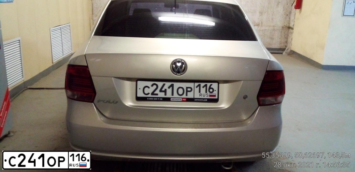 Фото автомобиля VOLKSWAGEN POLO, 2013 — госномер С241ОР116. Цвет: Серебристо-Желтый