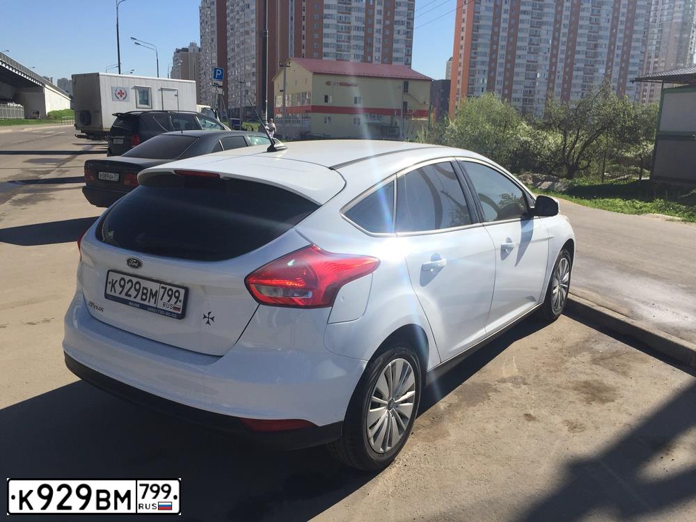 Фото автомобиля FORD FOCUS, 2017 — госномер К929ВМ799. Цвет: БЕЛЫЙ