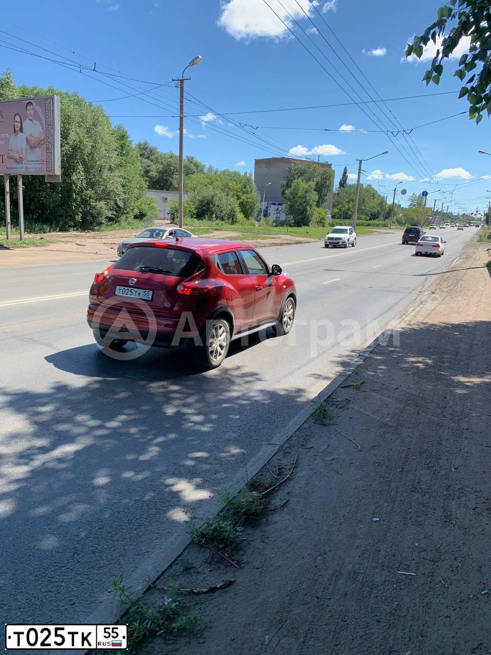 Фото автомобиля NISSAN JUKE, 2011 — госномер Т025ТК55. Цвет: КРАСНЫЙ