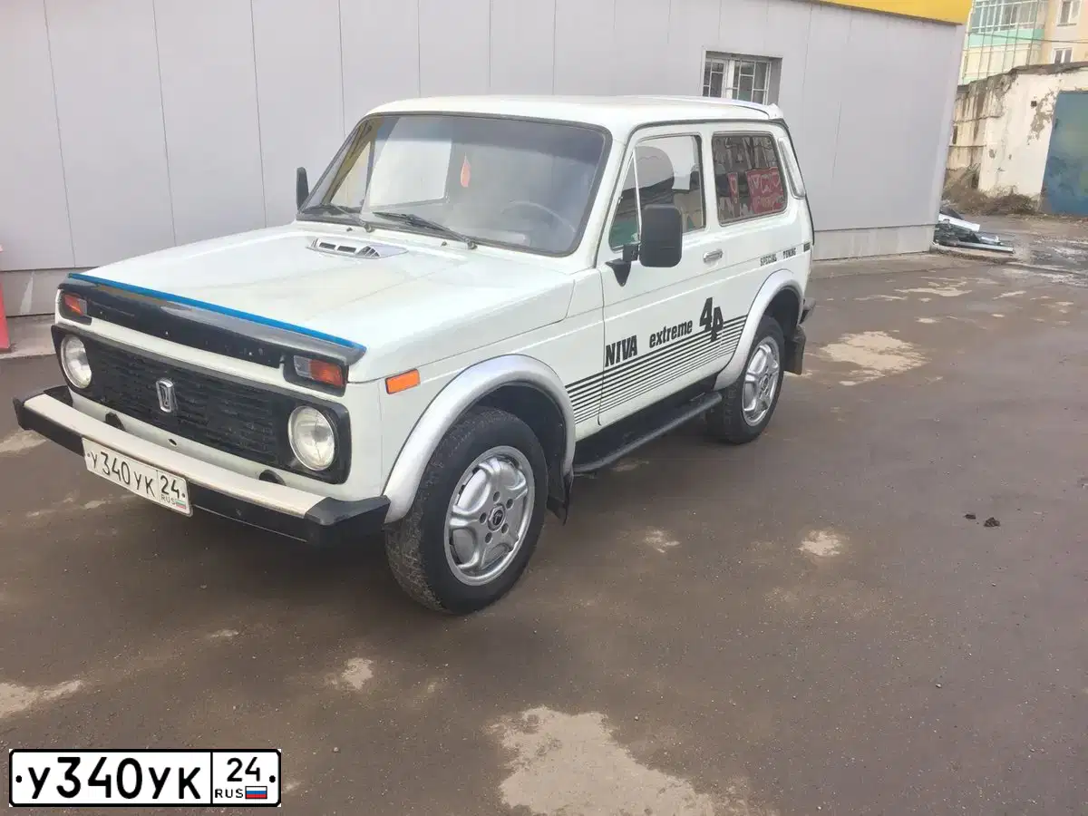 Фото автомобиля LADA 2121 NIVA, 1997 — госномер А857НТ124. Цвет: Белый