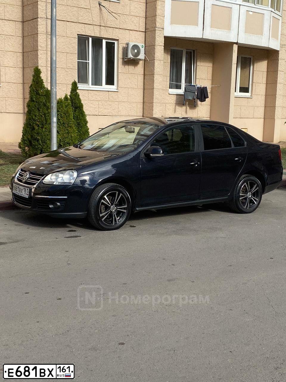 Фото автомобиля VOLKSWAGEN JETTA, 2008 — госномер Е681ВХ161. Цвет: ЧЕРНЫЙ