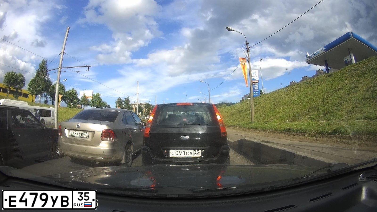 Фото автомобиля VOLKSWAGEN POLO, 2017 — госномер Е479УВ35. Цвет: БЕЖЕВЫЙ