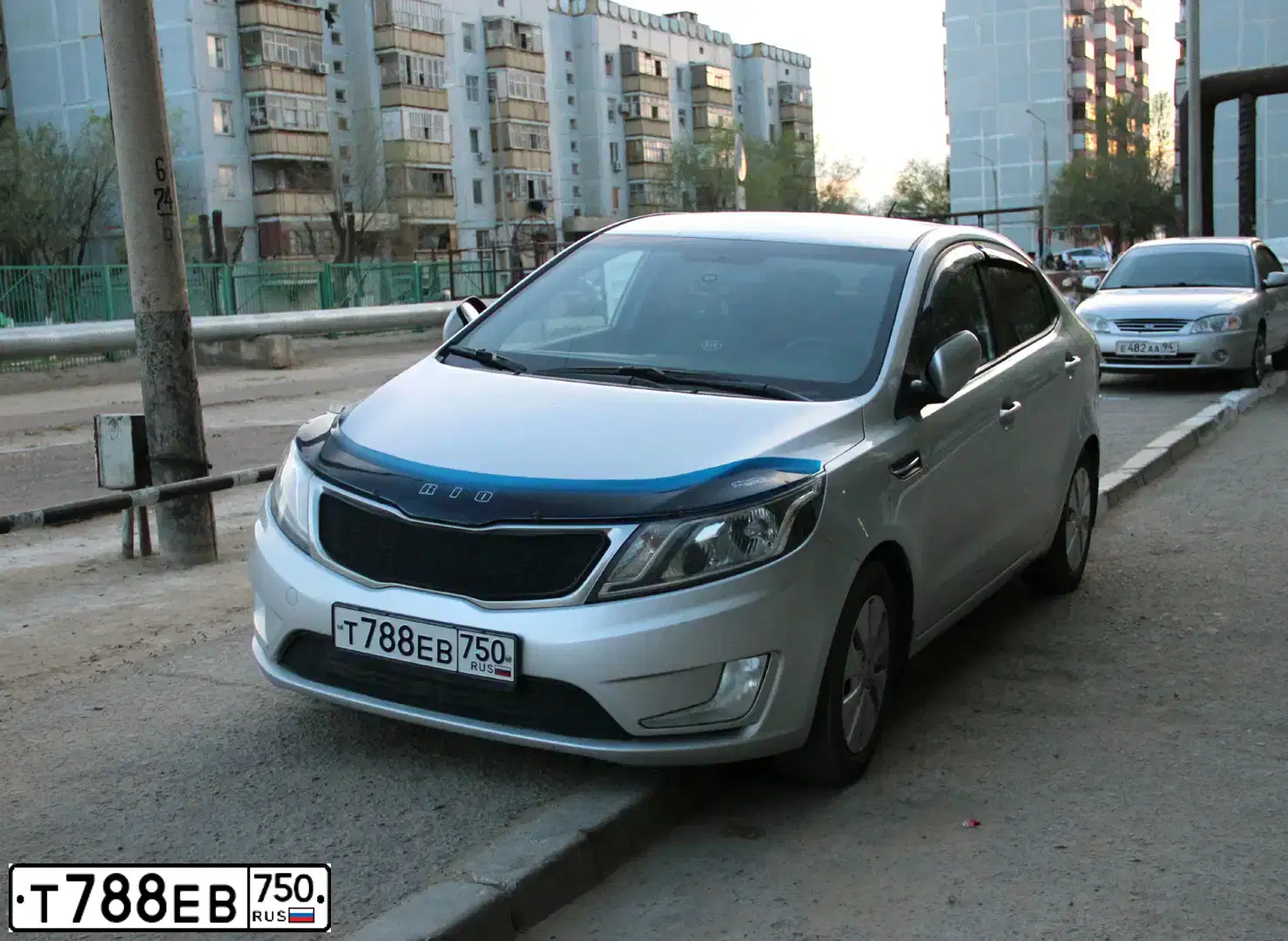 Фото автомобиля KIA RIO, 2013 — госномер Т788ЕВ750. Цвет: СЕРЫЙ