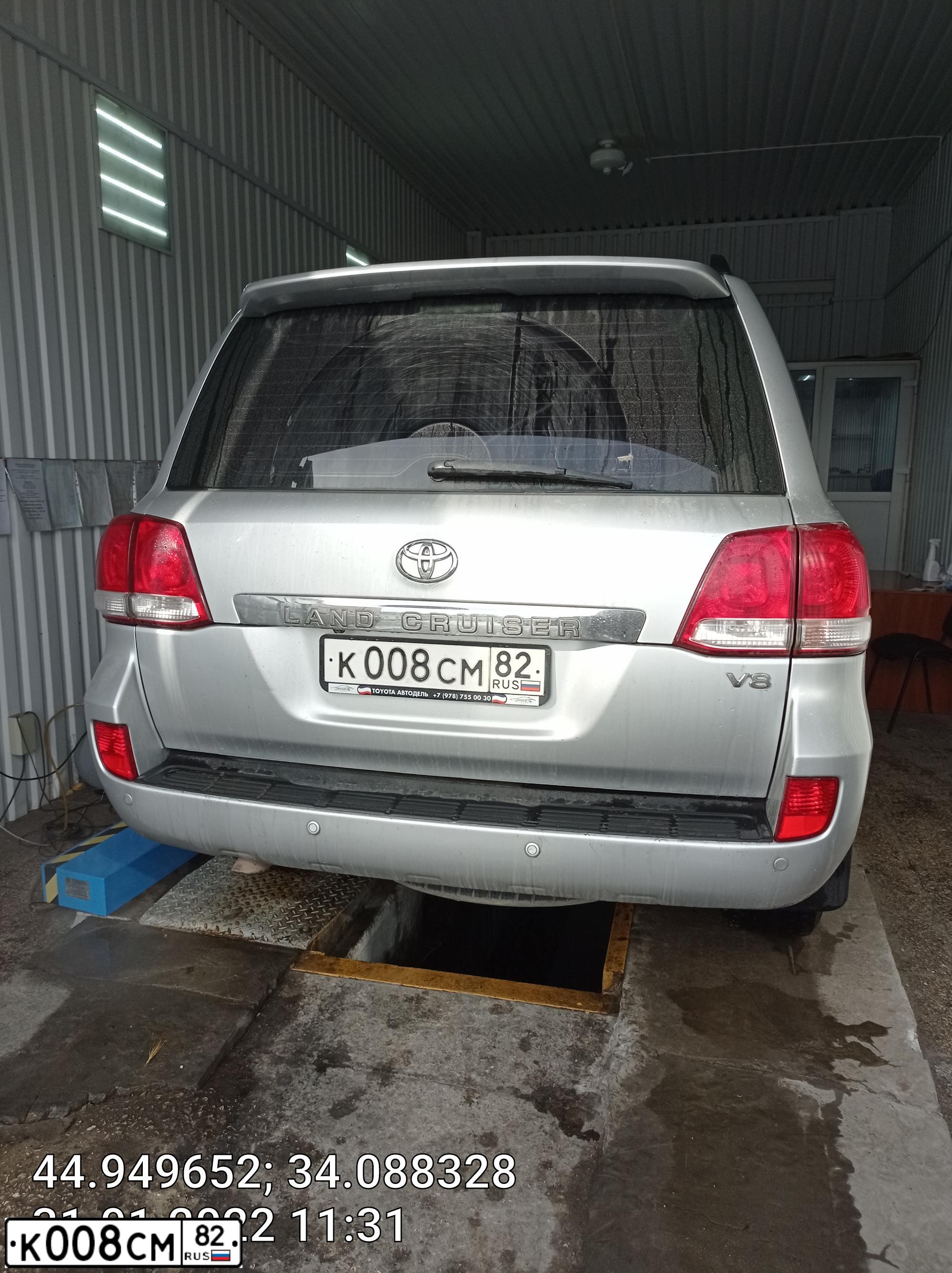 Фото автомобиля TOYOTA LANDCRUISER 200, 2008 — госномер К008СМ82. Цвет: СЕРЕБРИСТЫЙ