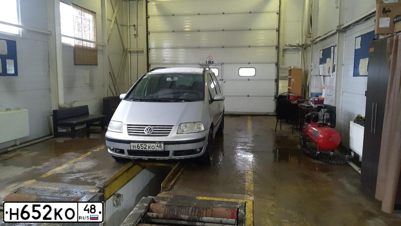 Фото автомобиля VOLKSWAGEN SHARAN, 2002 — госномер Т856СМ790. Цвет: БЕЛЫЙ СЕРЕБРИСТЫЙ