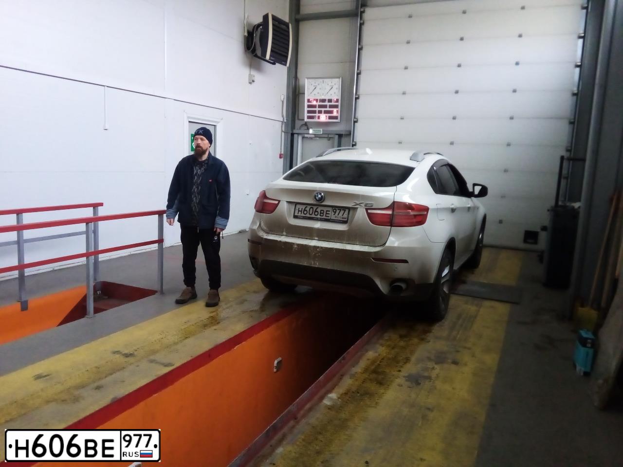 Фото автомобиля BMW X6, 2013 — госномер Н606ВЕ977. Цвет: Белый