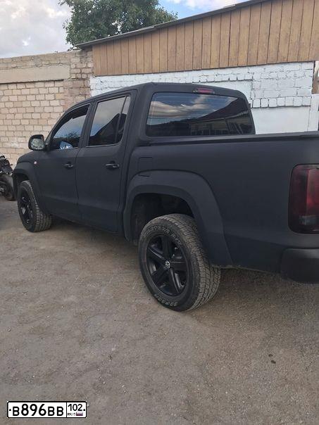 Фото автомобиля VOLKSWAGEN AMAROK, 2011 — госномер М070ОВ174. Цвет: ЧЕРНЫЙ