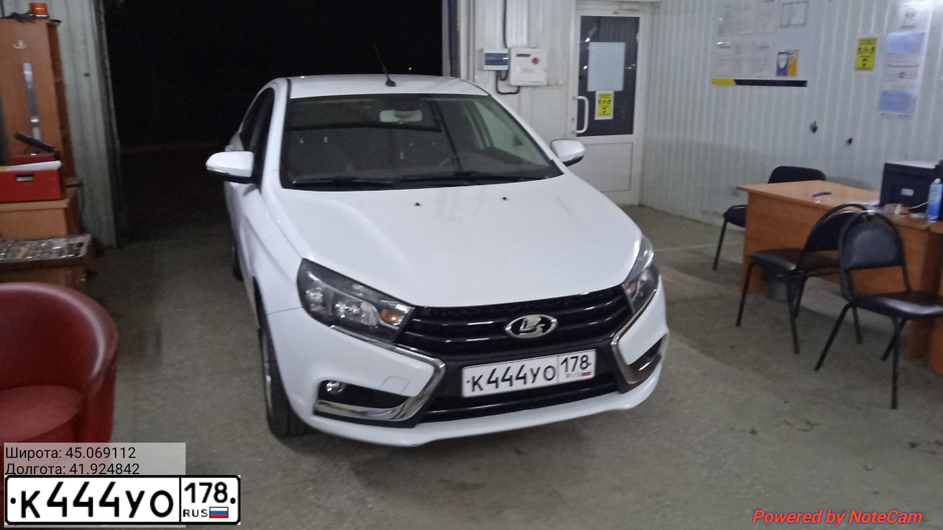 Фото автомобиля LADA VESTA, 2017 — госномер К444УО178. Цвет: Белый
