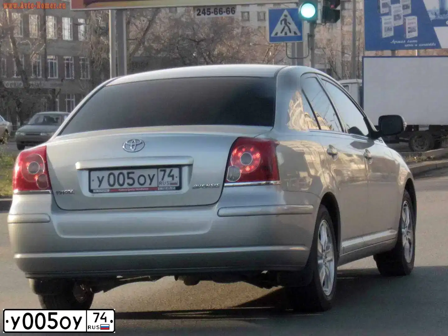 Фото автомобиля TOYOTA AVENSIS, 2007 — госномер У005ОУ74. Цвет: Серебристый