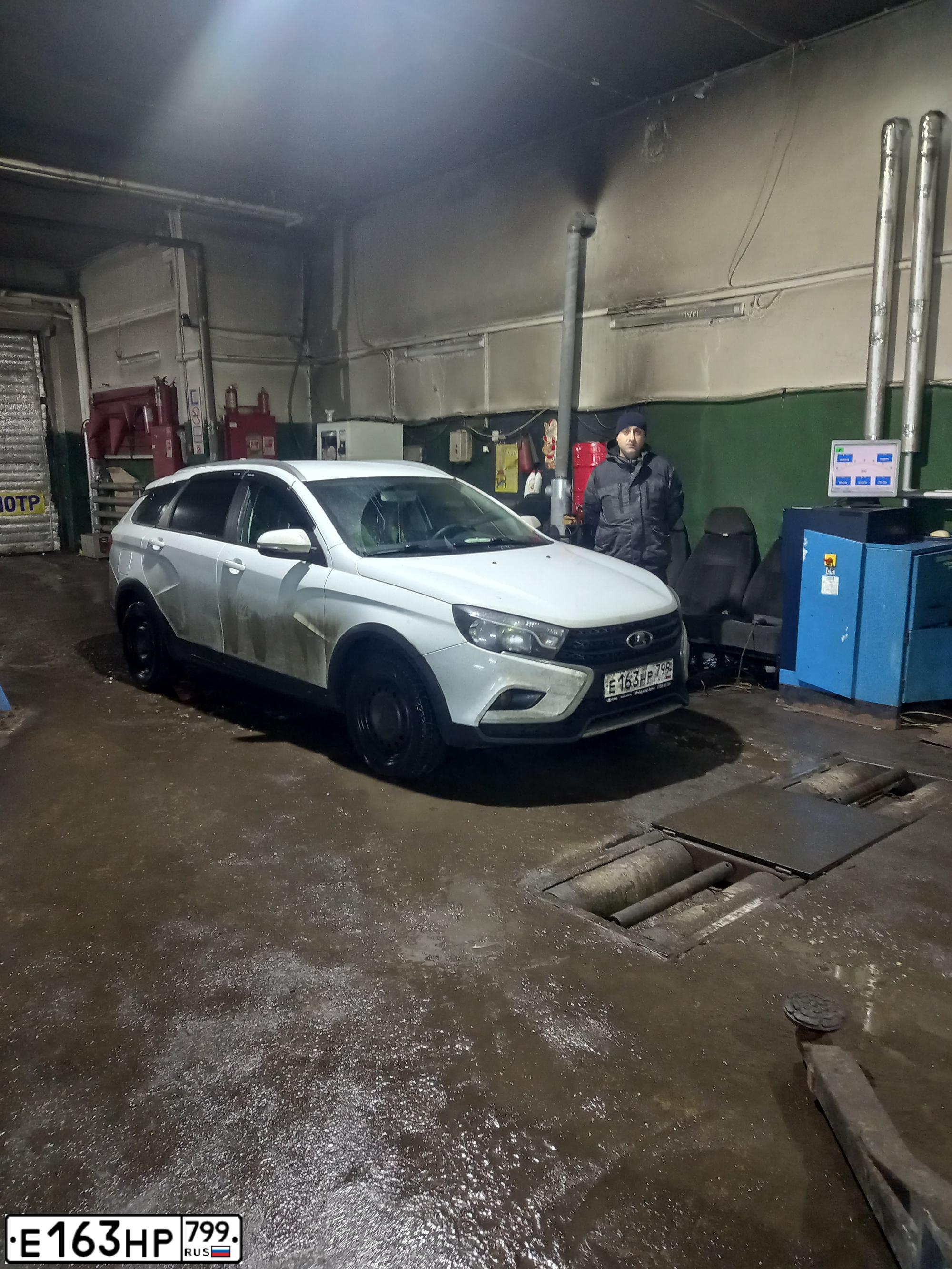Фото автомобиля LADA VESTA, 2019 — госномер Е163НР799. Цвет: Белый