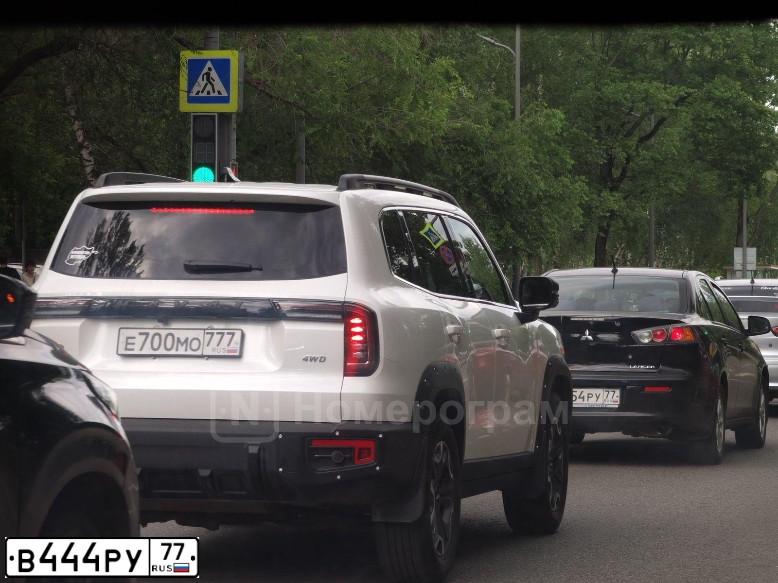 Фото автомобиля HYUNDAI SANTA FE, 2013 — госномер В444РУ777. Цвет: Белый