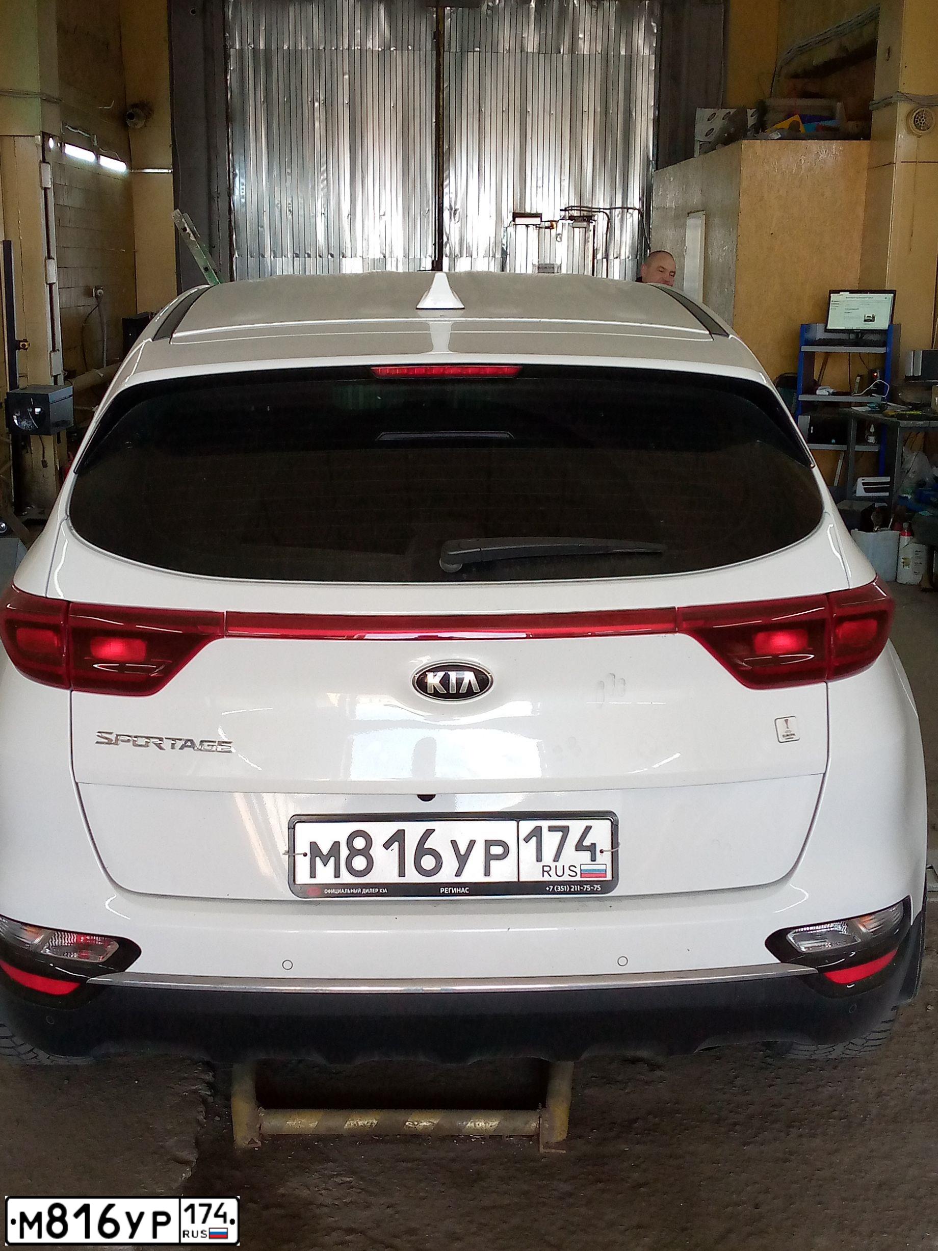 Фото автомобиля KIA SPORTAGE, 2020 — госномер М877РТ198. Цвет: Белый
