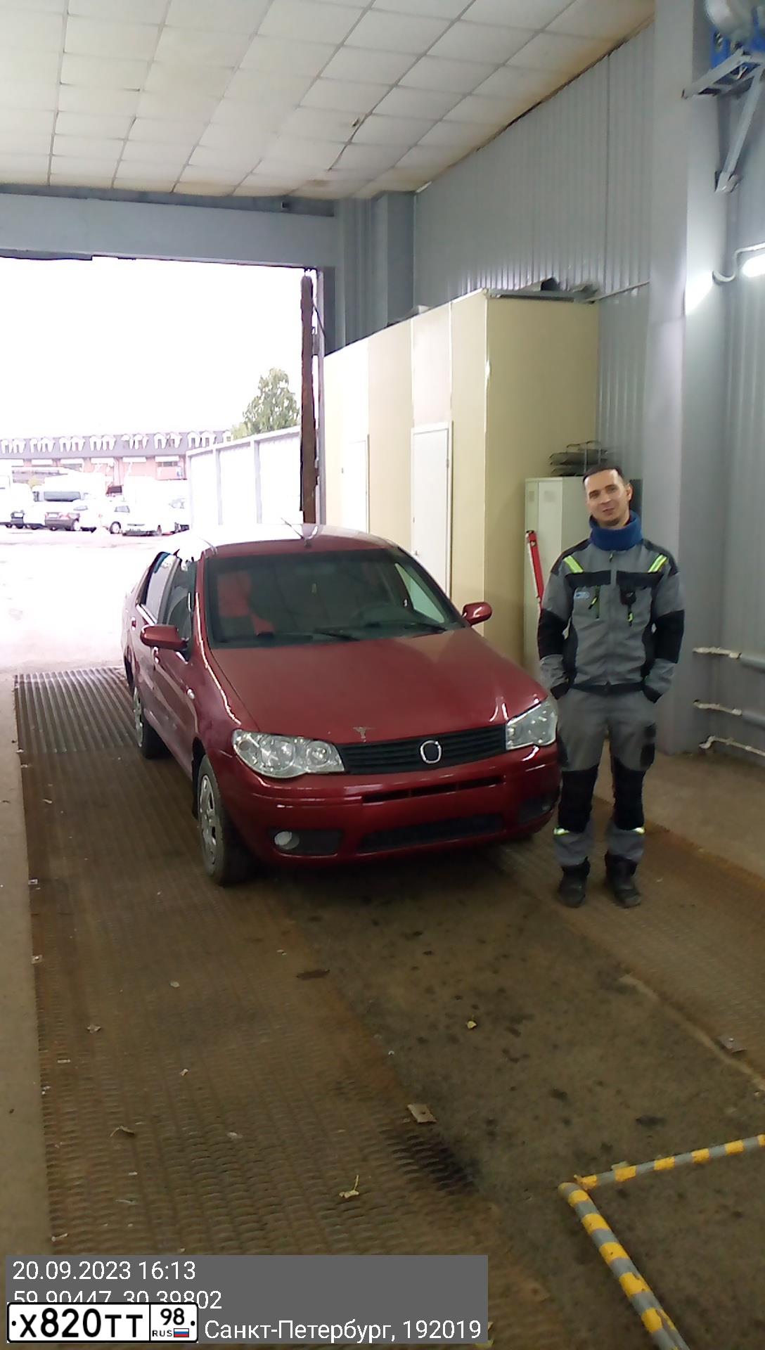 Фото автомобиля FIAT ALBEA, 2009 — госномер С779ВМ198. Цвет: Красный