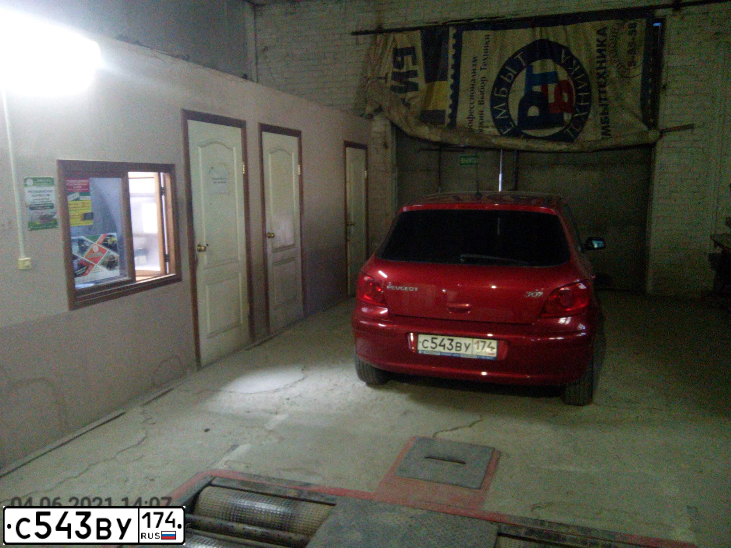 Фото автомобиля PEUGEOT 307, 2007 — госномер С543ВУ174. Цвет: Красный