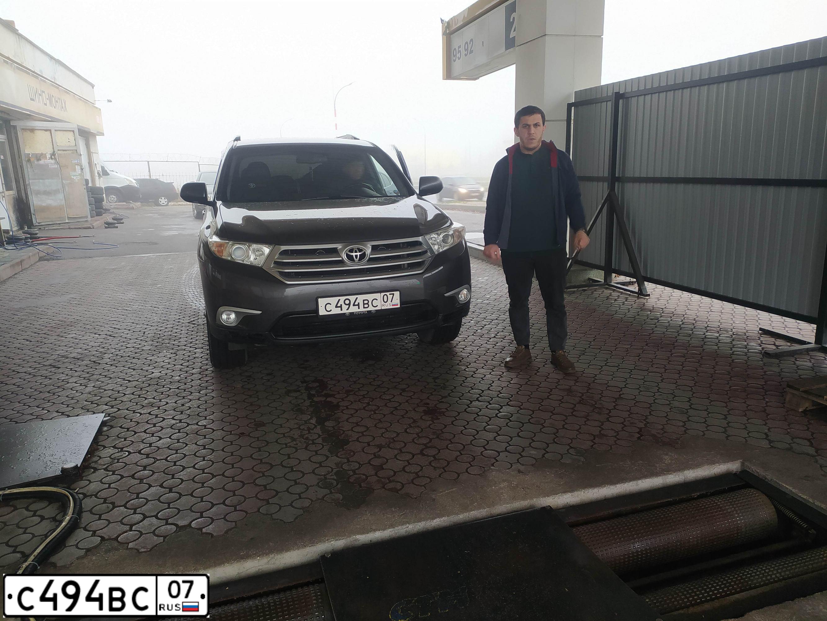 Фото автомобиля TOYOTA CAMRY, 2013 — госномер М685ВЕ180. Цвет: Белый