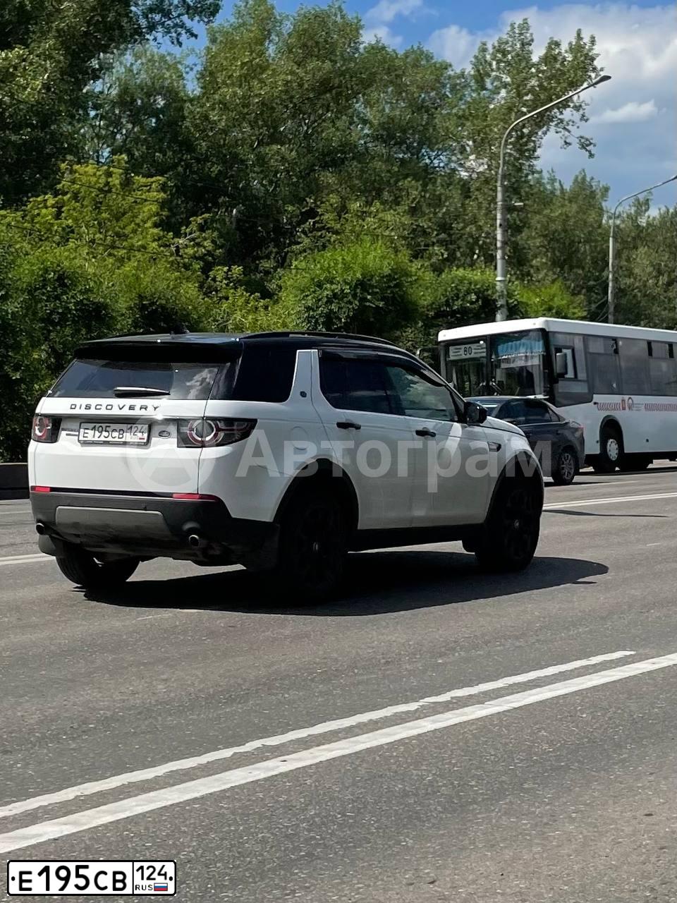 Фото автомобиля LANDROVER DISCOVERY SPORT, 2017 — госномер Е195СВ124. Цвет: Белый
