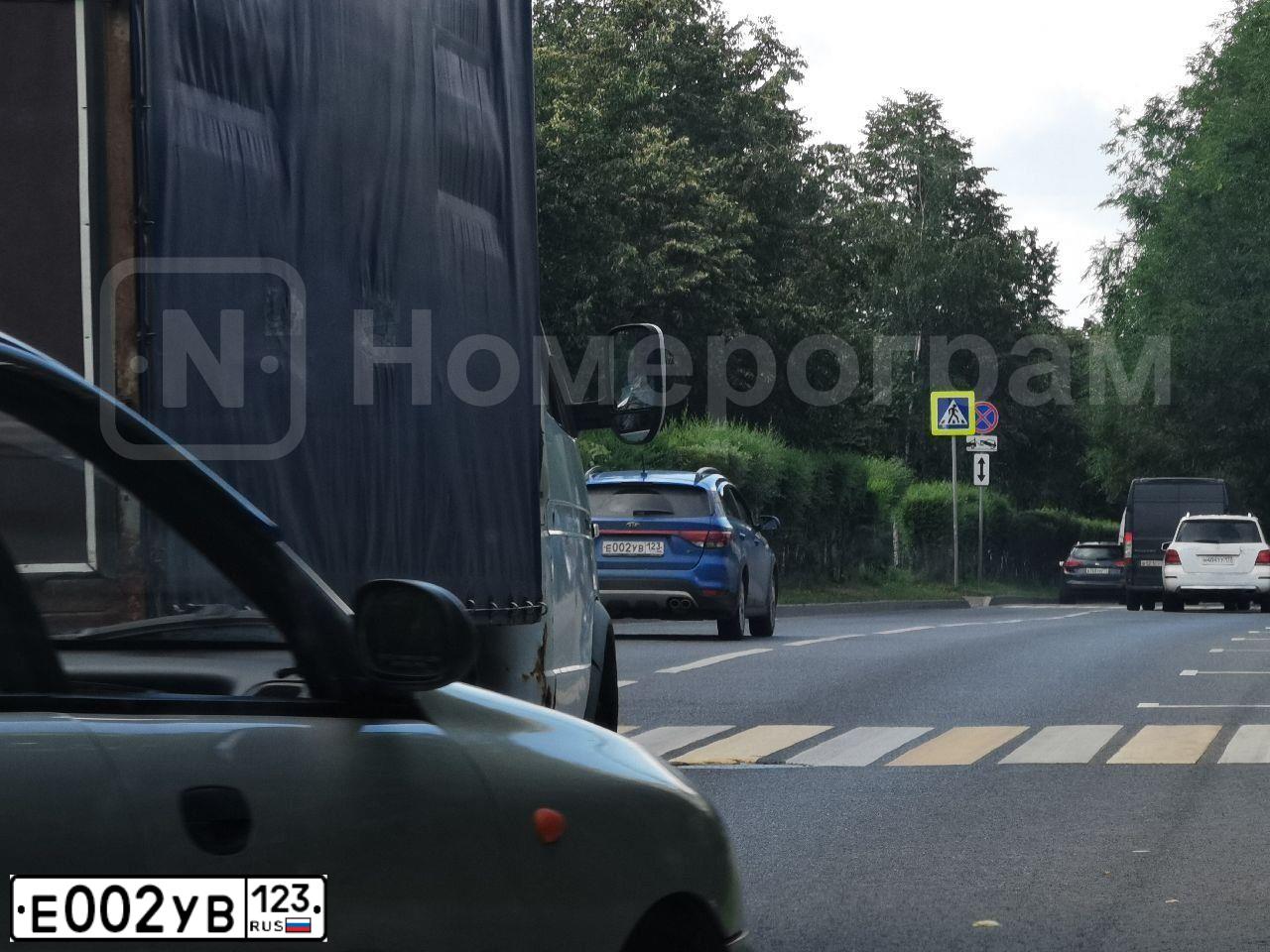 Фото автомобиля KIA RIO, 2018 — госномер Е002УВ123. Цвет: синий
