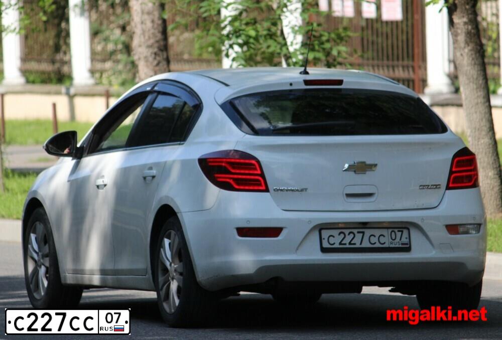 Фото автомобиля MERCEDES E-KLASSE, 1995 — госномер А990ММ30. Цвет: СЕРЕБРИСТЫЙ МЕТАЛ.